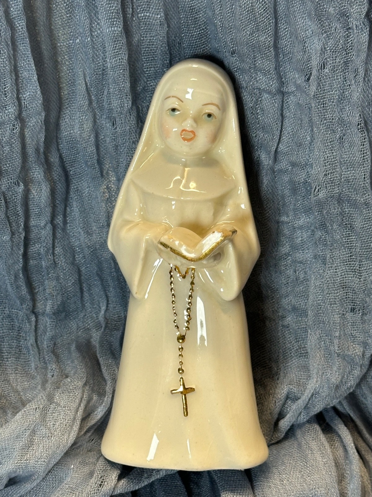 Cybis porcelain White Nun singing Figurine 6 Inches Used Cybis porcelain White Nun singing Figurine 6 Inches Used