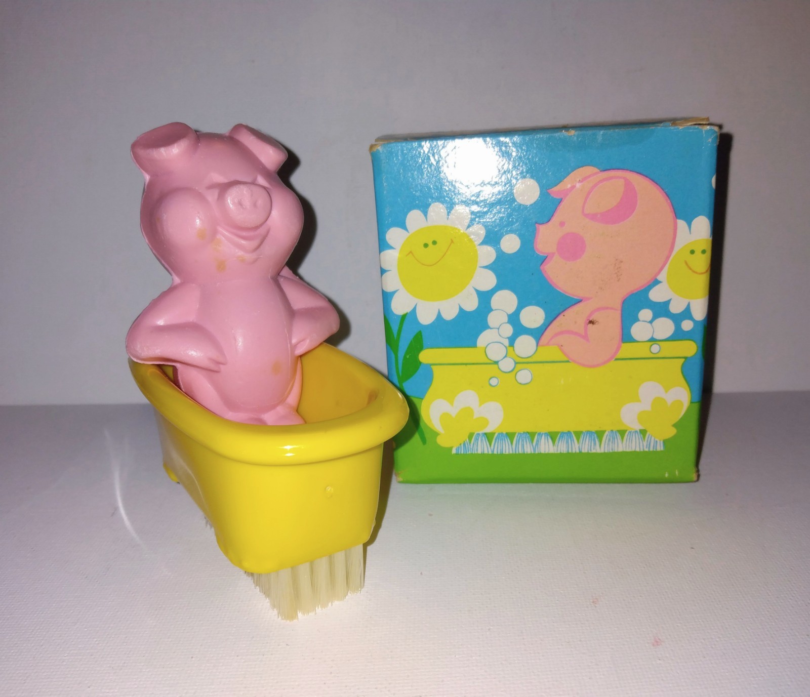 VINTAGE AVON NOS PIG IN A TUB NAIL BRUSH & PINK PIG SOAP 