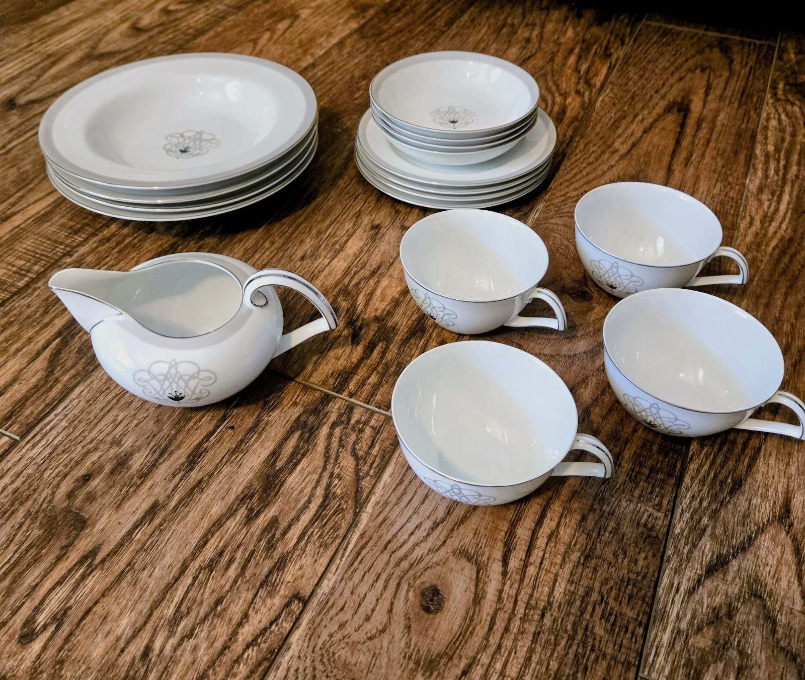 Vintage Princess by Narumi Fine China (17) Piece Set. Excellent Condition Vintage Princess by Narumi Fine China (17) Piece Set. Excellent Condition