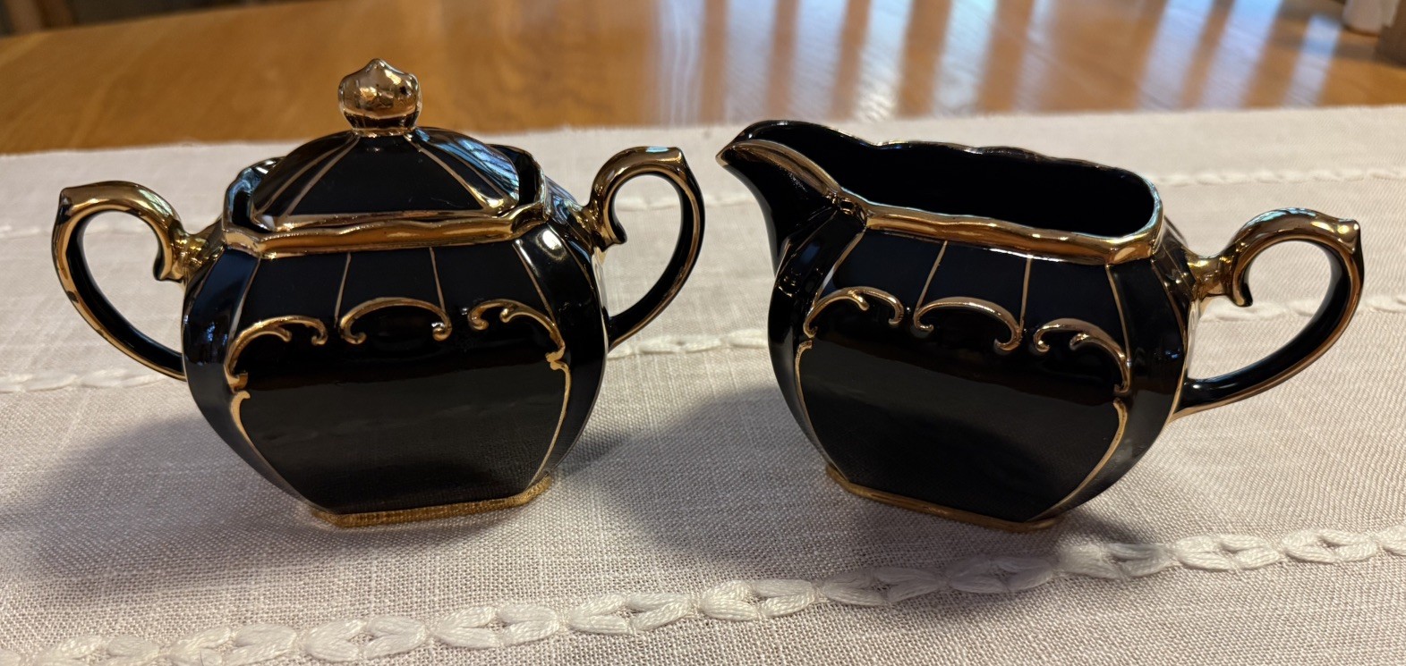 Rare Black & Gold Vintage Sadler Cream and Sugar Cube Set Rare Black & Gold Vintage Sadler Cream and Sugar Cube Set