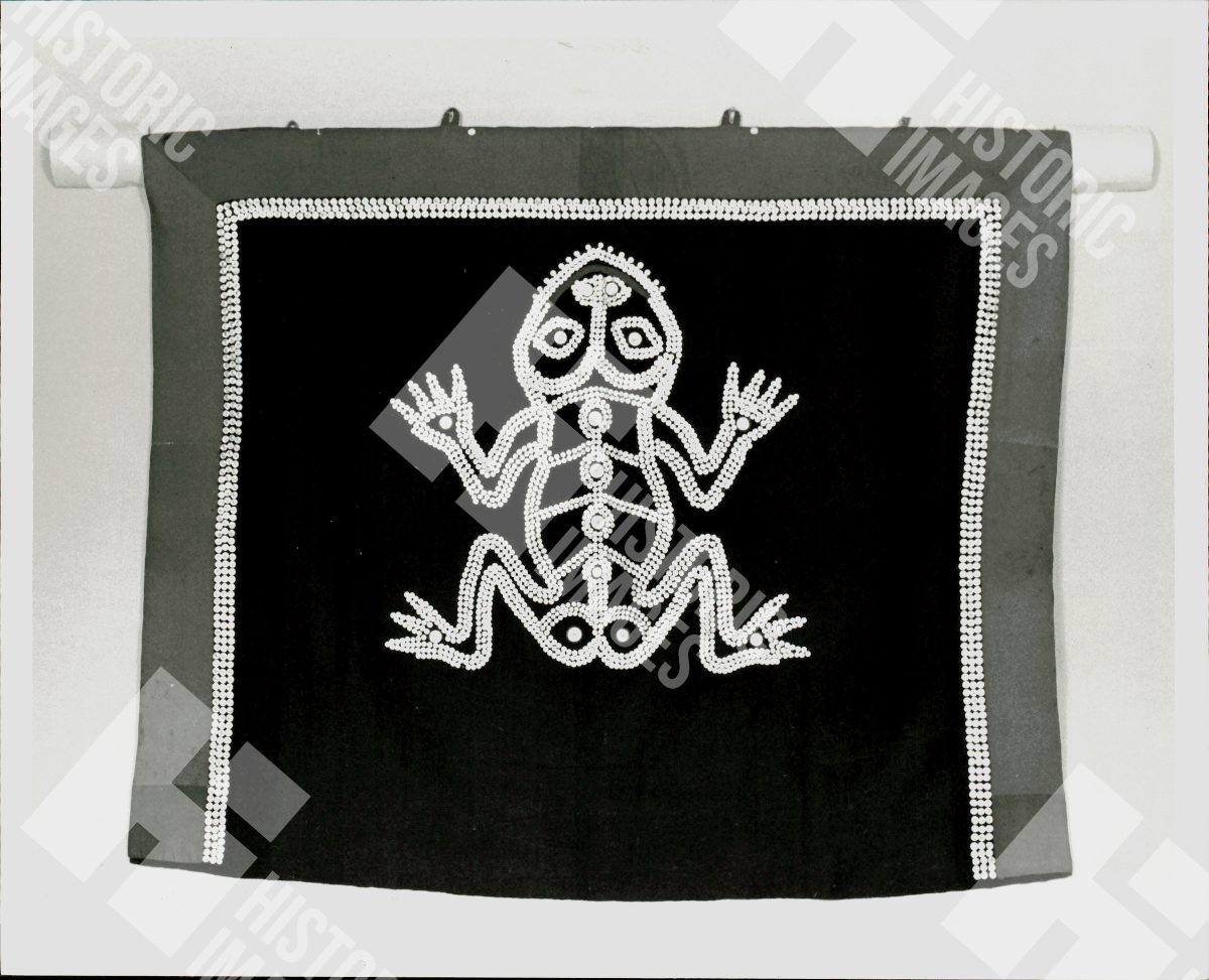 1987 Press Photo of a Tlingit button blanket with frog crest 1987 Press Photo of a Tlingit button blanket with frog crest