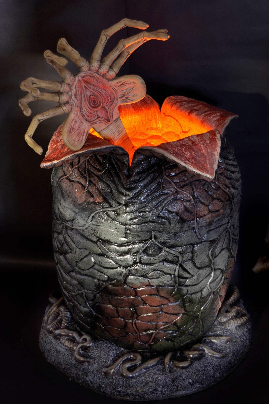 NECA Aliens 1986 Alien Egg & Facehugger Life Size Collectible Prop Replica LED