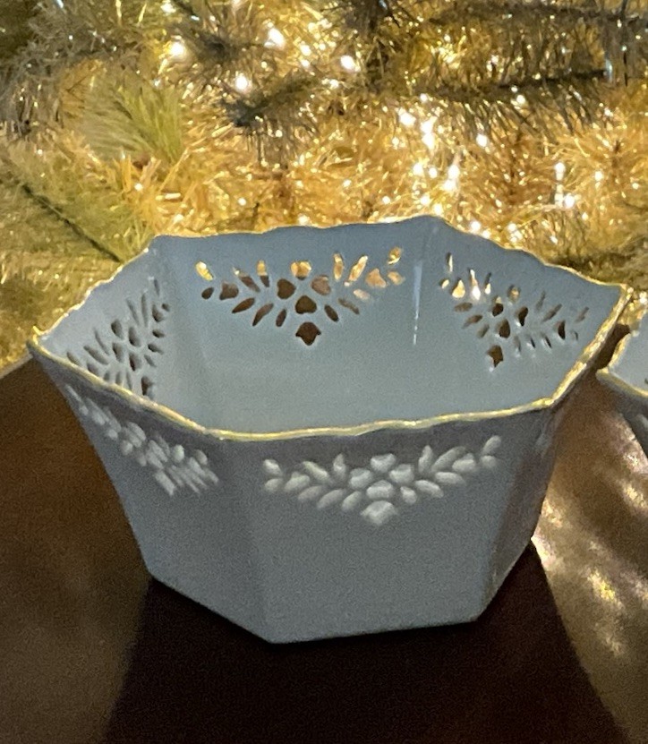 Lenox Retired Shelburne 5 inch Pierced Hexagonal Bowl with Gold Trim Unboxed Lenox Retired Shelburne 5 inch Pierced Hexagonal Bowl with Gold Trim Unboxed