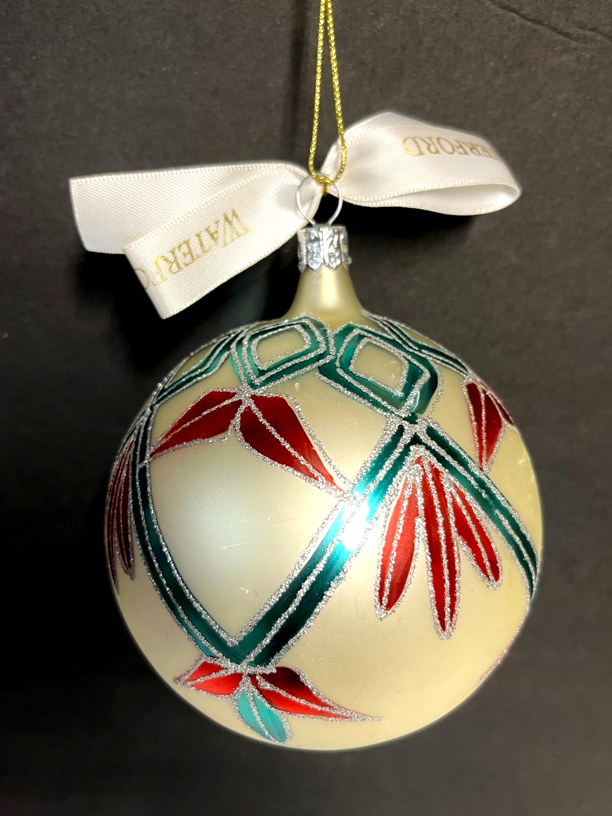 Waterford 1997 Winter Wonderland Ashborne blown glass 4 inch ball tree ornament Waterford 1997 Winter Wonderland Ashborne blown glass 4 inch ball tree ornament