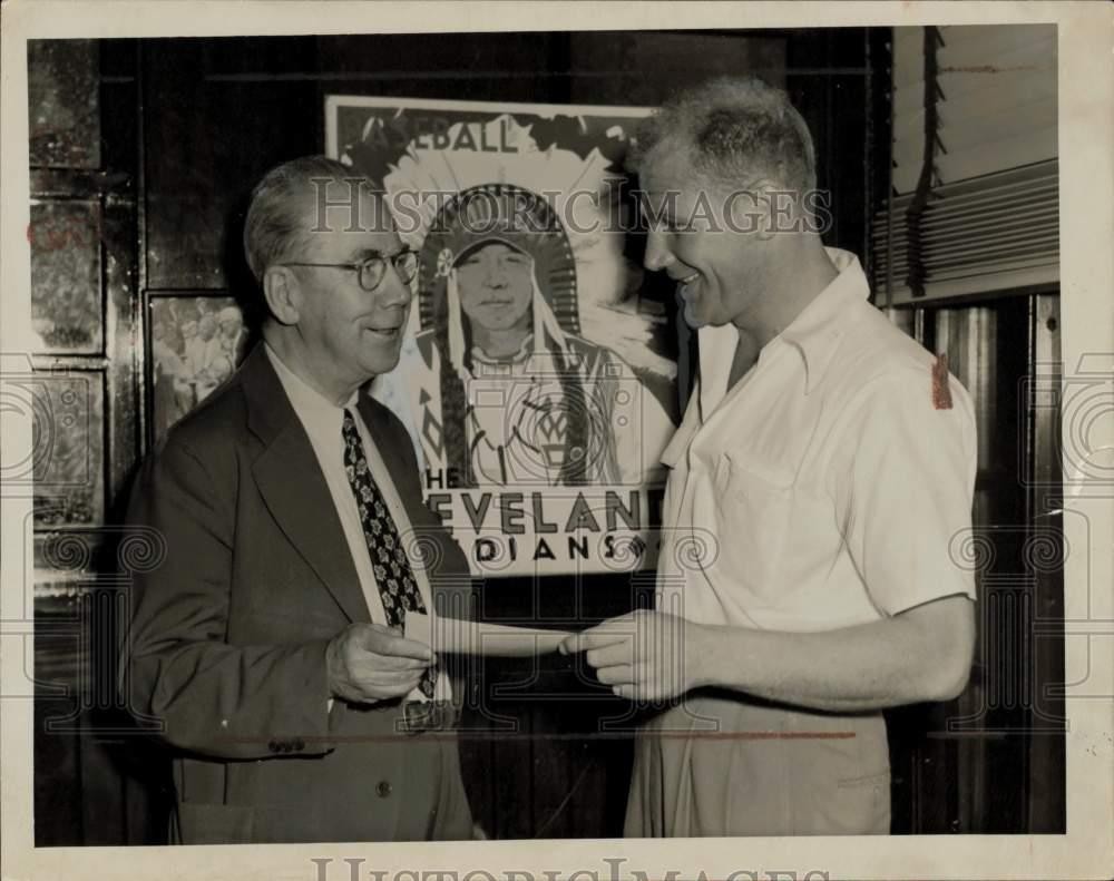 1946 Press Photo Cleveland Indians Bill Veeck with Bill Duggan - nei00953