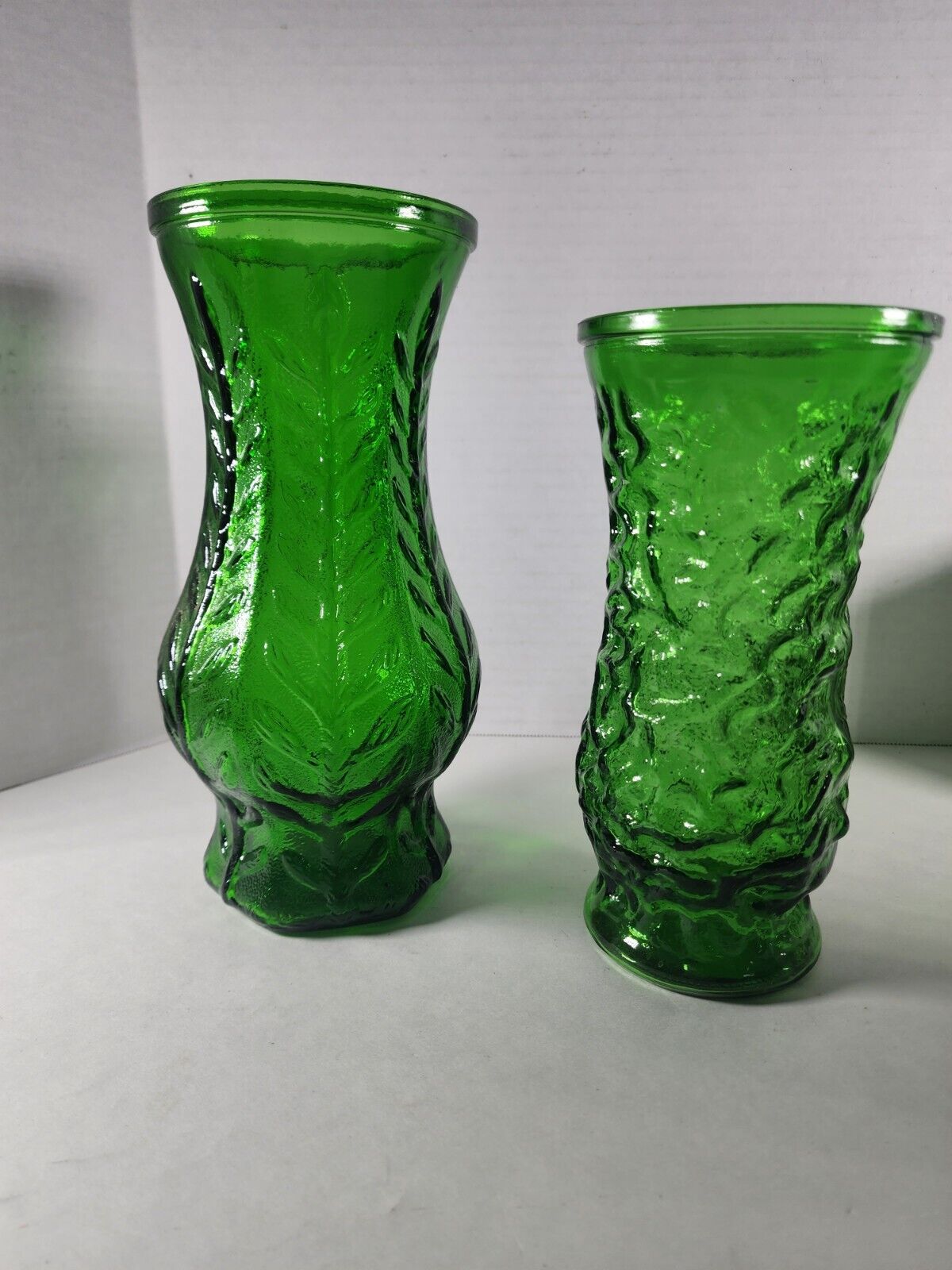 Vintage Lot Of 2 Emerald Green Crinkle Glass Tall Vase  8” And Leaf Pattern 10\