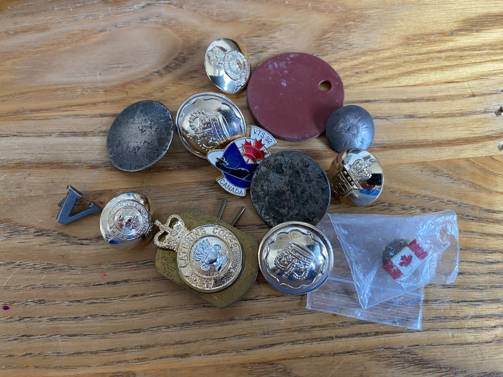 Vintage British Army Badges, buttons and misc items