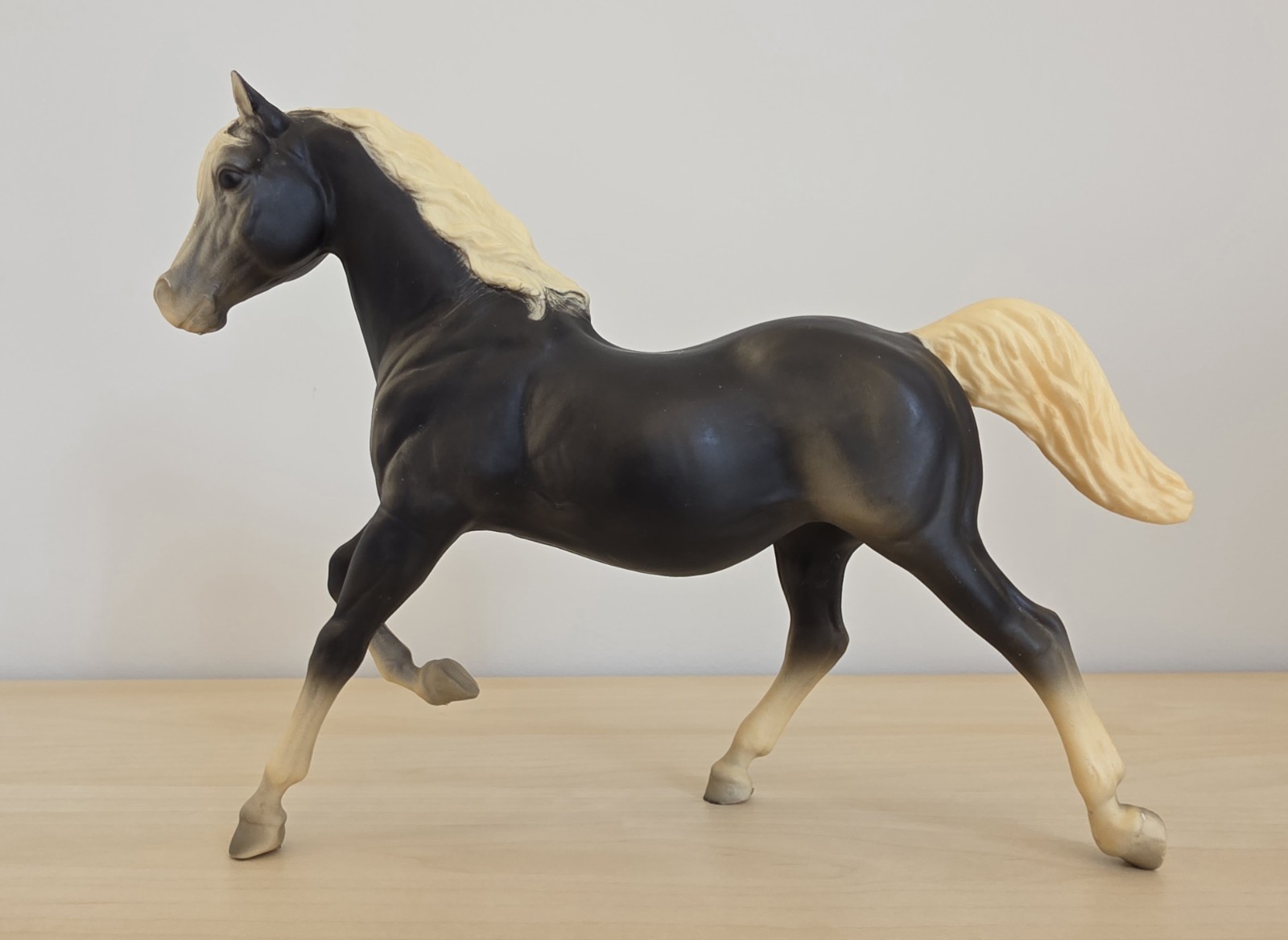 Breyer Traditional Model Horse RUNNING MARE Smoke Grey #121 Vintage 1961-1970 Breyer Traditional Model Horse RUNNING MARE Smoke Grey #121 Vintage 1961-1970