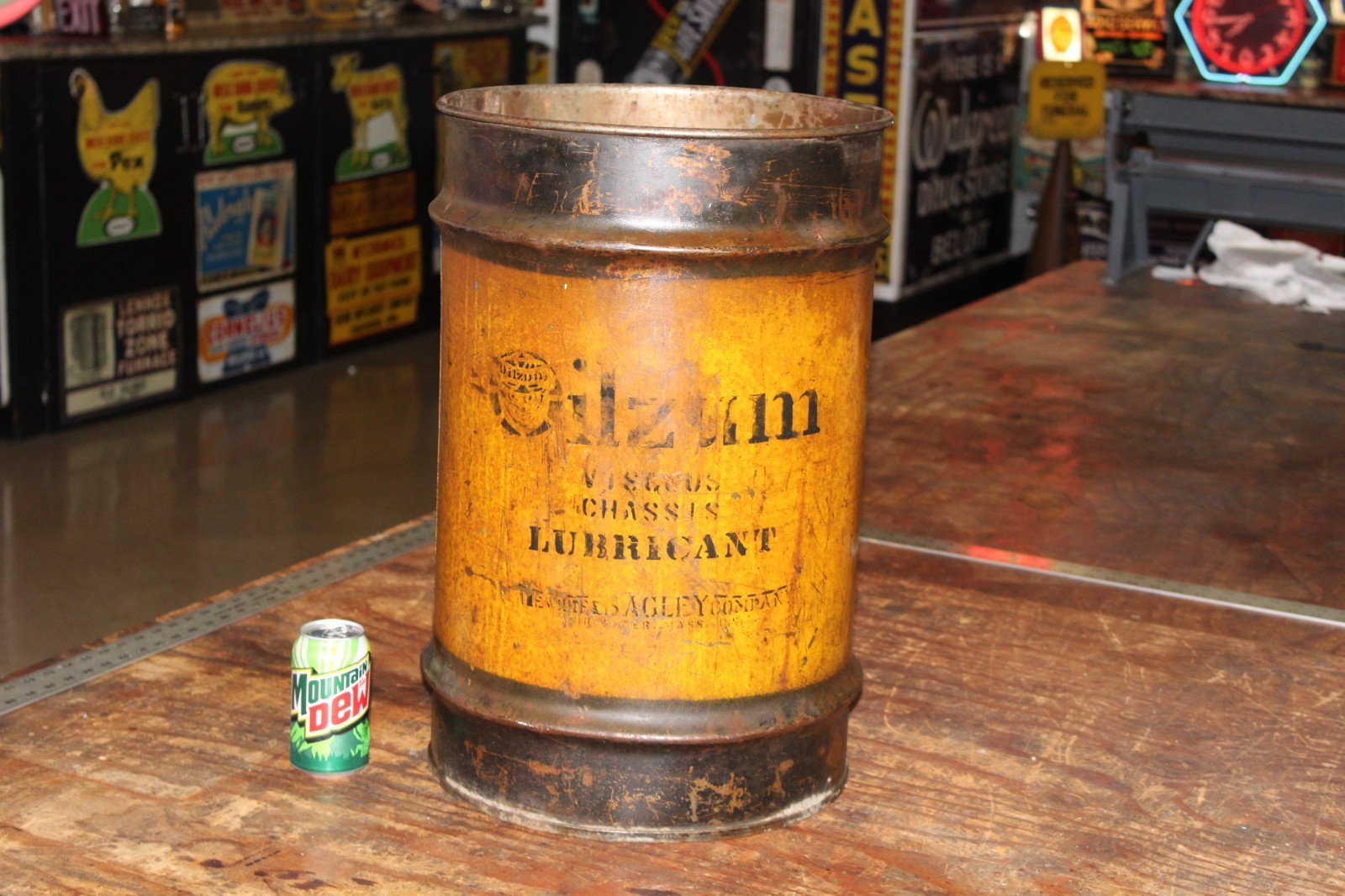 SCARCE 1920s LARGE OILZUM CHASSIS LUBRICANT PAINTED METAL CAN BARREL BAGLEY GAS