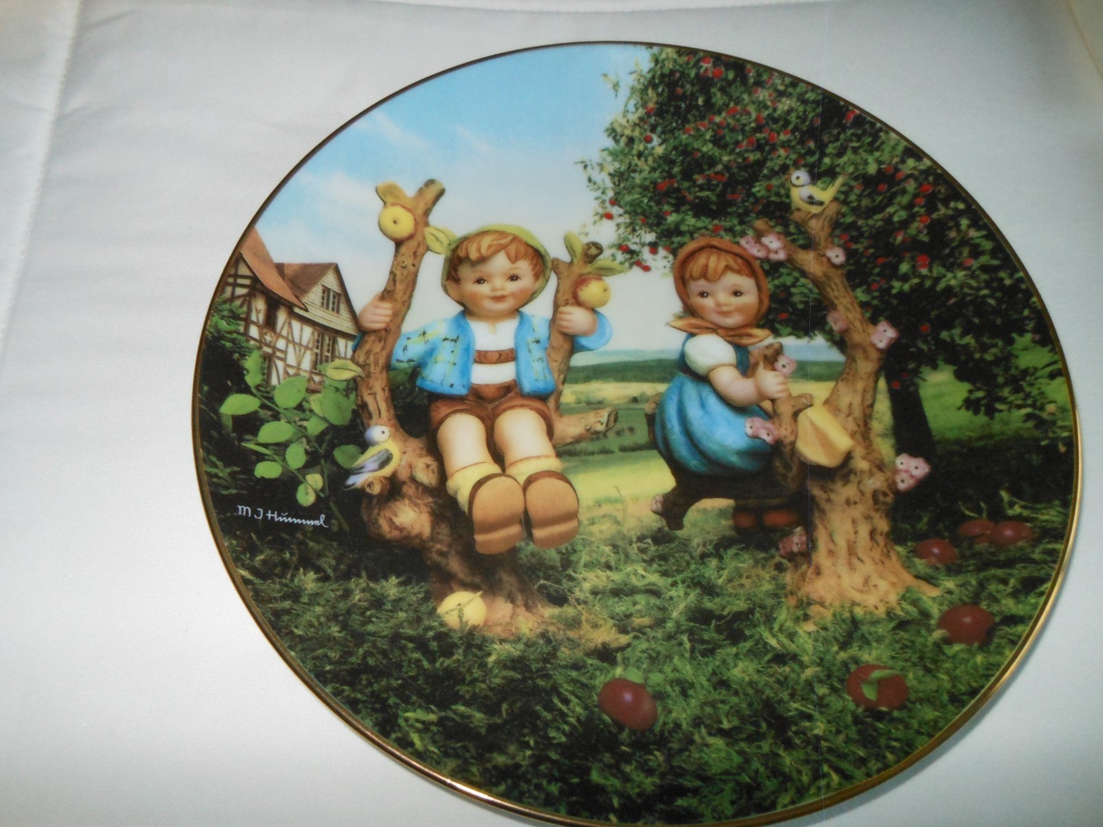 Danbury Mint M.J. Hummel Little Companions Apple Tree Boy and Girl Plate J8999