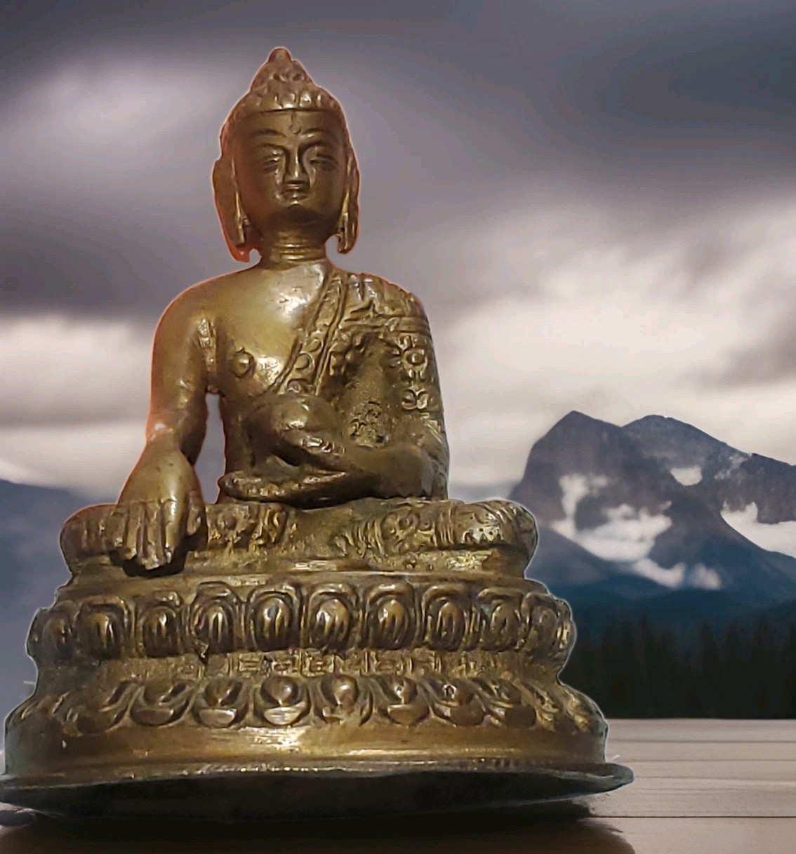 Vintage Brass Tibetan Buddha Statue  Seated Shakyamuni Bhumisparsha Mudra 5.25 