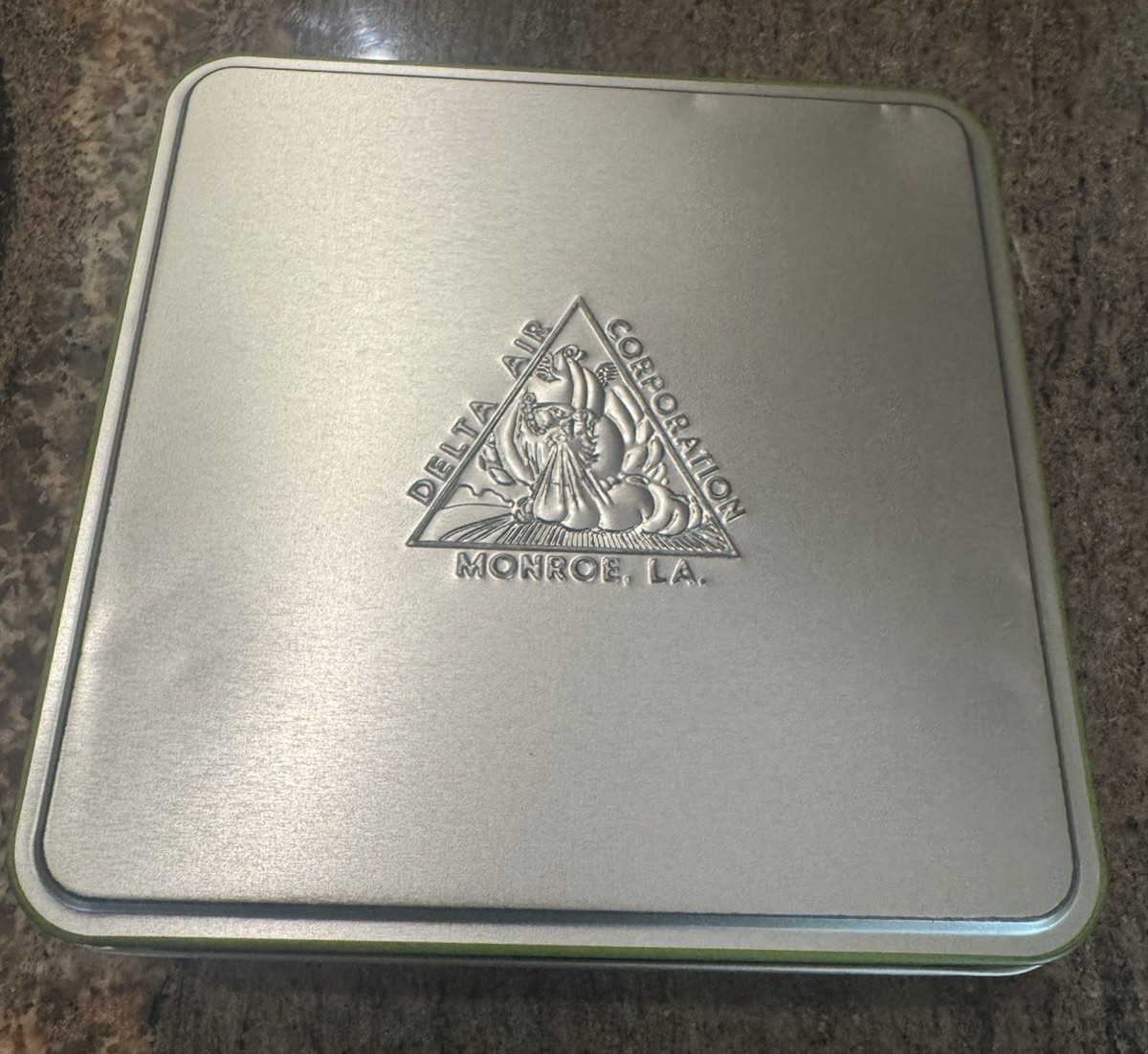 NIP-Delta Airlines Metal Tin Box-Amenities Set / Toiletries for Passengers NIP-Delta Airlines Metal Tin Box-Amenities Set / Toiletries for Passengers