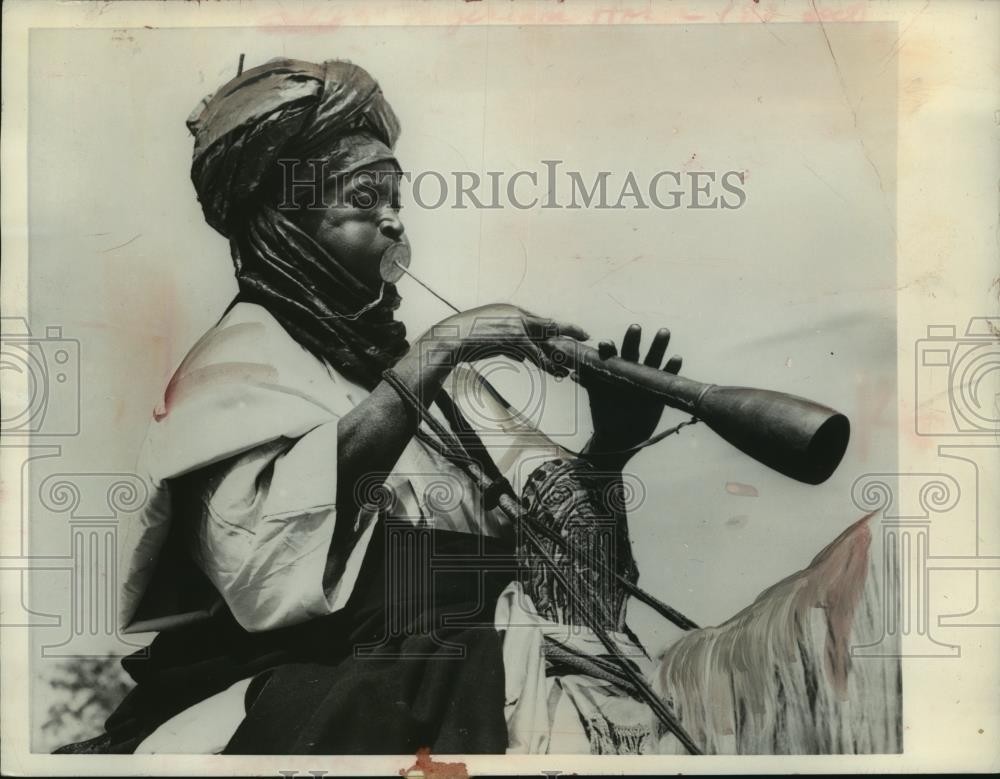 1956 Press Photo Mounted Nigerian Tribesman Blows \