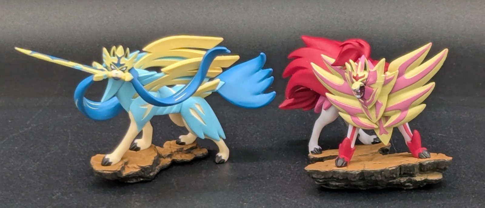 Authentic Pokemon Zacian & Zamazenta Premium Figure Collection Set 1x Authentic Pokemon Zacian & Zamazenta Premium Figure Collection Set 1x