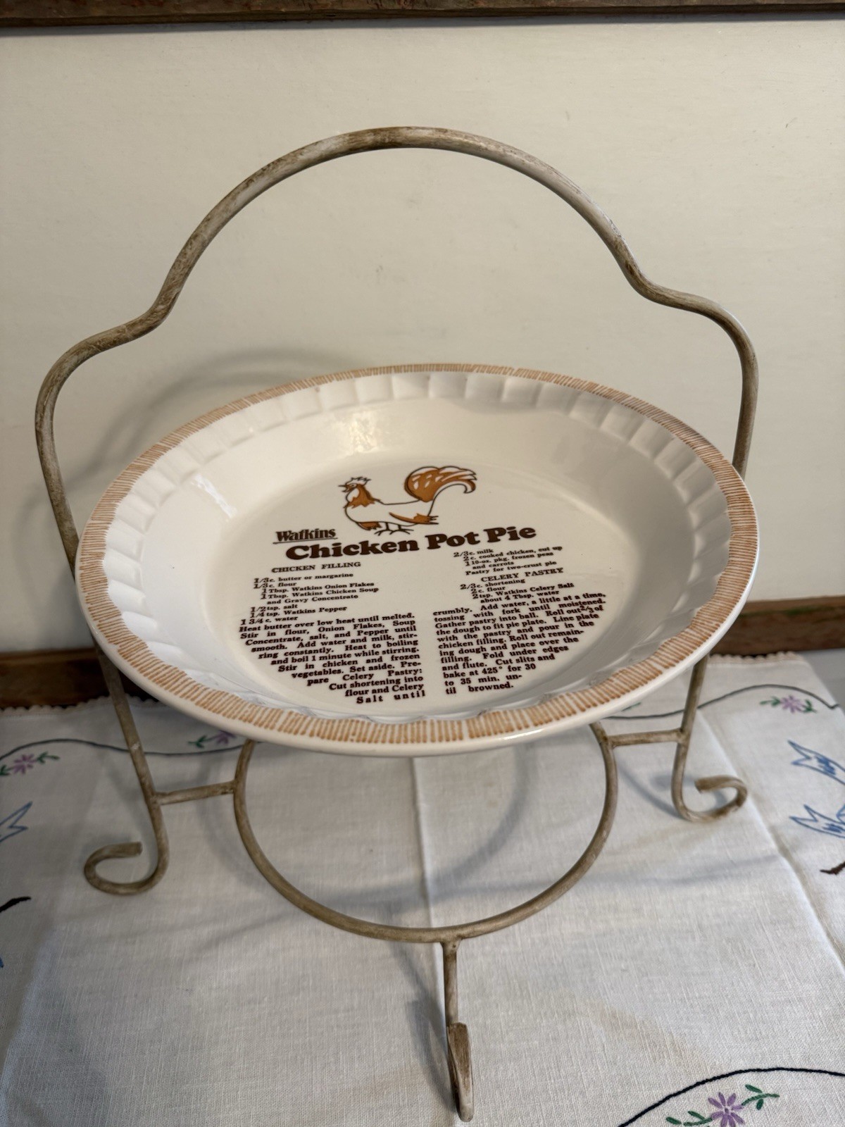 Watkins “Chicken Pot Pie” Recipe Plate Dish USA 1982 Ceramic with Rack Watkins “Chicken Pot Pie” Recipe Plate Dish USA 1982 Ceramic with Rack