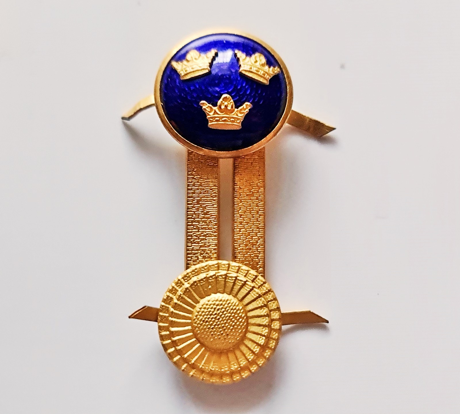 VINTAGE MILITARY SWEDEN ARMY OFFICER CAP BADGE GOLD ENAMEL THREE CROWNS COCKADE