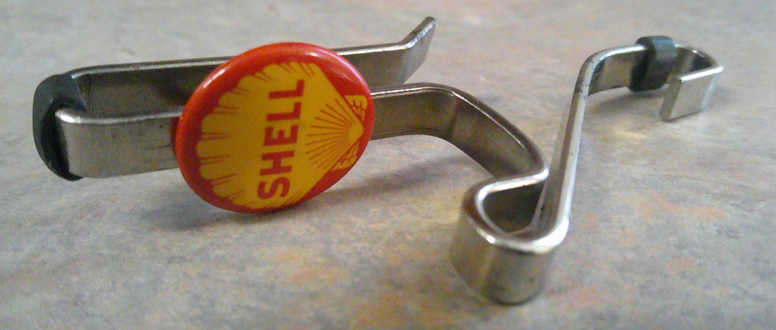 VINTAGE SHELL OIL CAR VISOR CLIP ON HOLDER WITH CELLULOID PIN