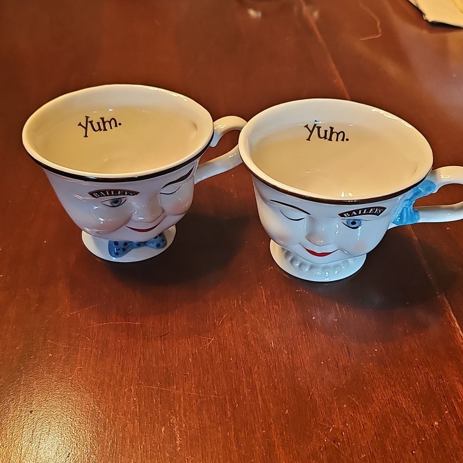 Red Robin Yum Coffee Mug Cup White & Black Restaurants & Fast Food Advertising
