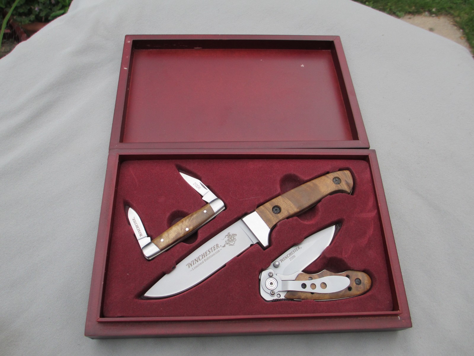 WINCHESTER 2006 LIMITED EDITION KNIFE SET IN WOOD CASE