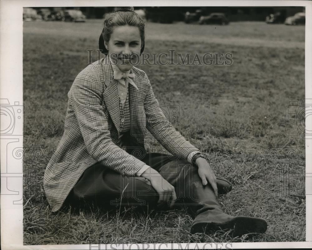 1939 Press Photo Mrs. Lanning Harvey Jr. At Monmouth County Horse Show NJ 1939 Press Photo Mrs. Lanning Harvey Jr. At Monmouth County Horse Show NJ