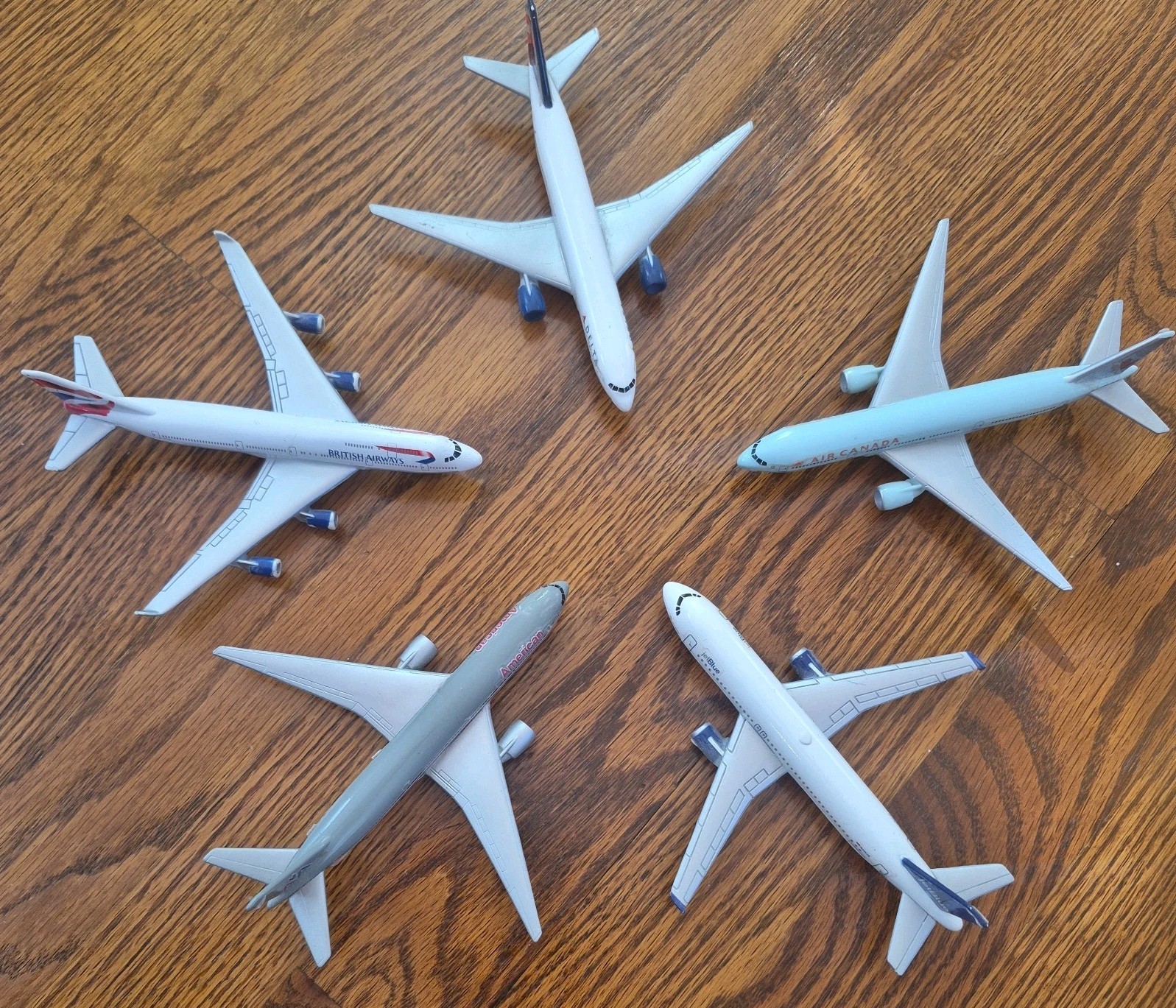 Lot of 5 Diecast airplanes Delta, British Airways, American, Air Canada, JetBlue
