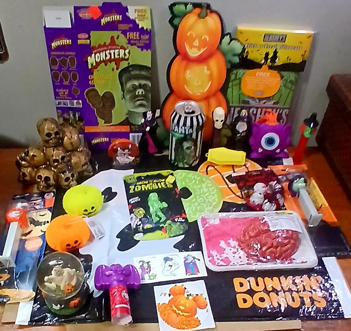 HALLOWEEN Items Mixed lot of 24 new to pre-owned decor vintage SEE PHOTOS