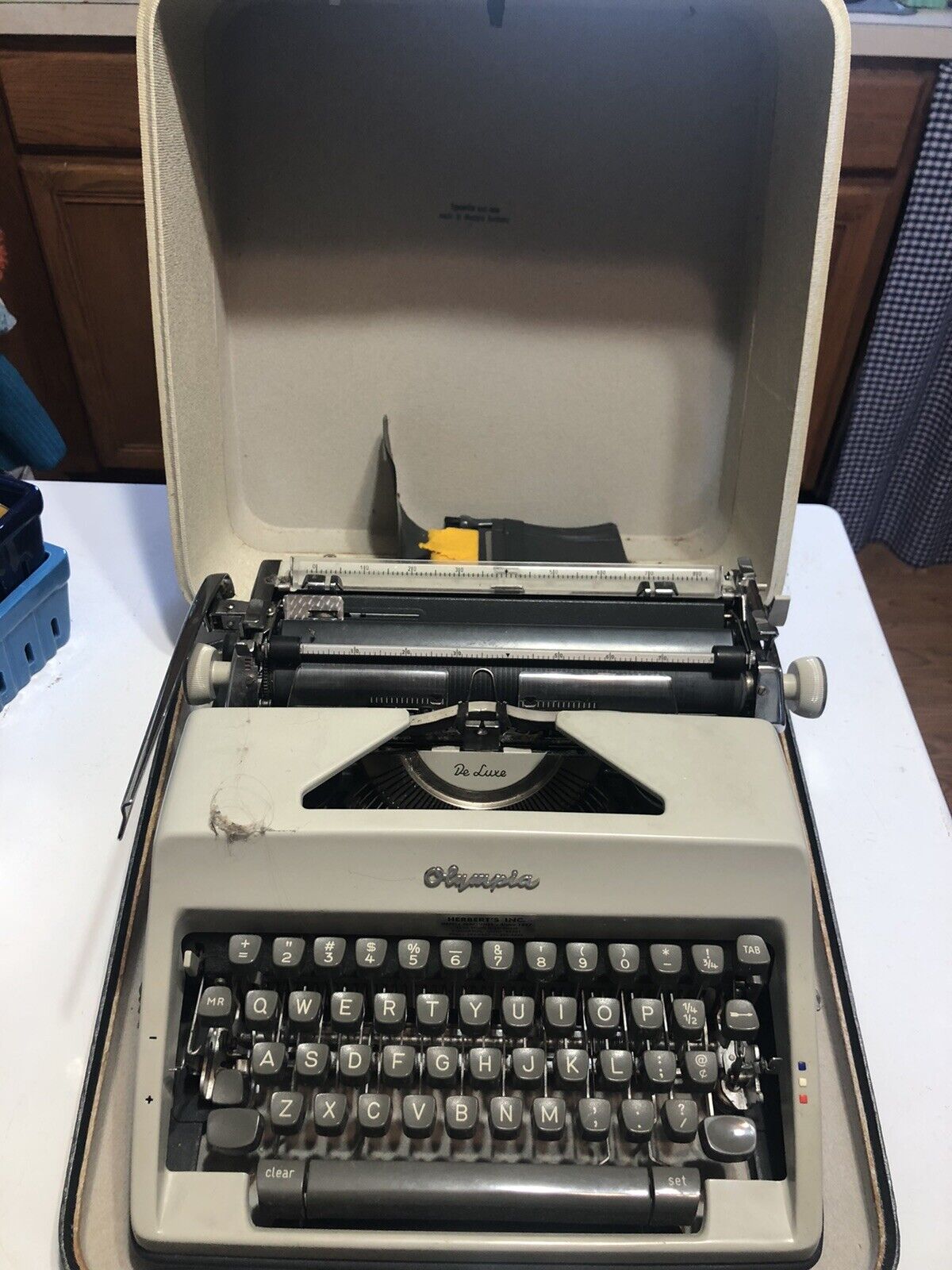 1966 Vintage Olympia SM9 De Luxe Manual Typewriter  Carrying Case Cleaning Kit