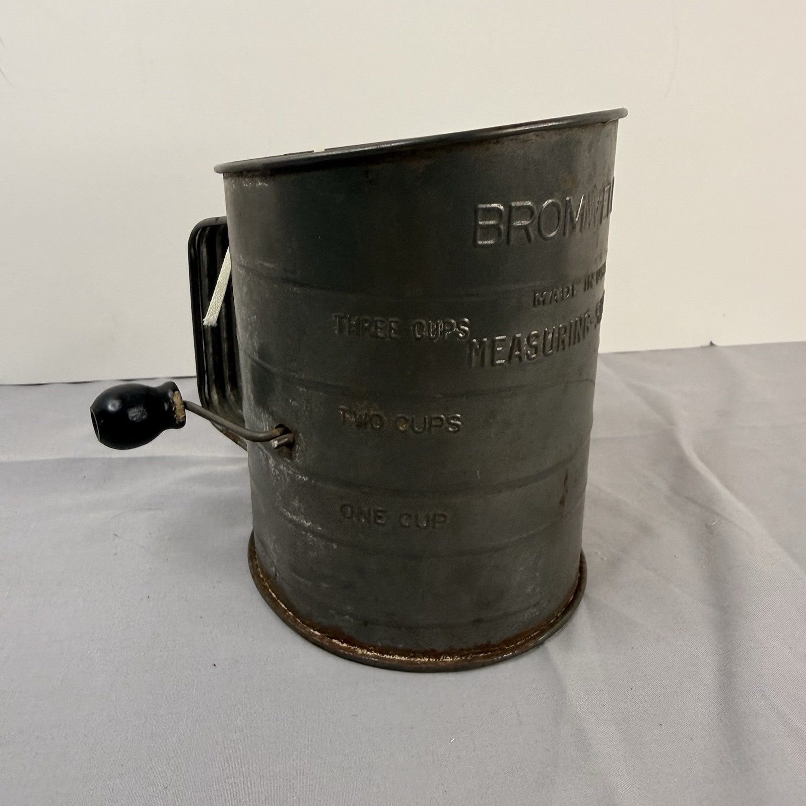 VTG Bromwell’s 3 Cup Measuring Flour Sifter Stainless Steel Retro Works Great