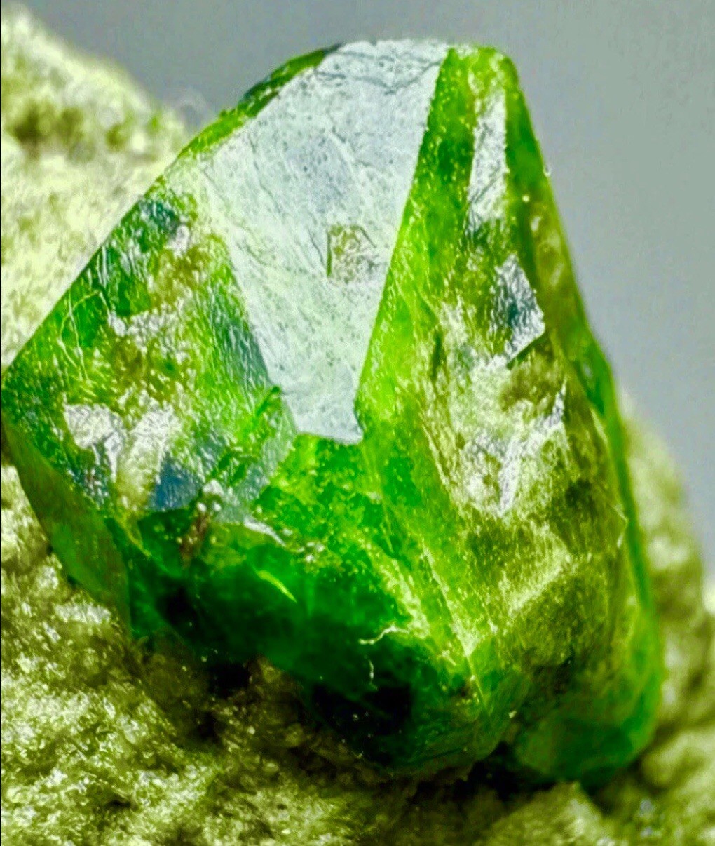 HUGE RARE UNIQUE Natural Green Demantoid Garnet Crystal Raw Gemstone Italy