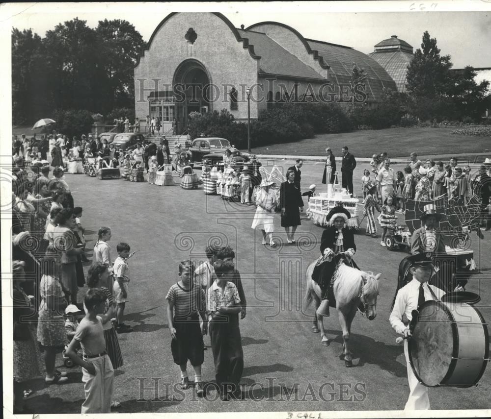 1942 Press Photo Fourth of July parade at Mitchell park. - mjb10432 1942 Press Photo Fourth of July parade at Mitchell park. - mjb10432