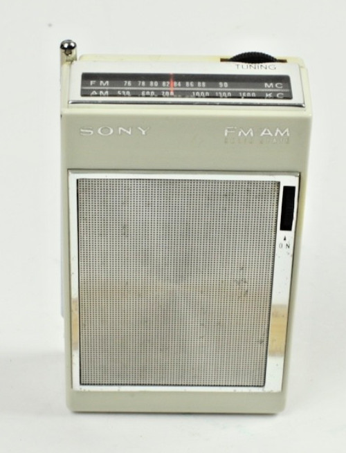 This VINTAGE WHITE SONY 3F-61 TRANSISTOR RADIO NEEDS REPAIRS TO WORK