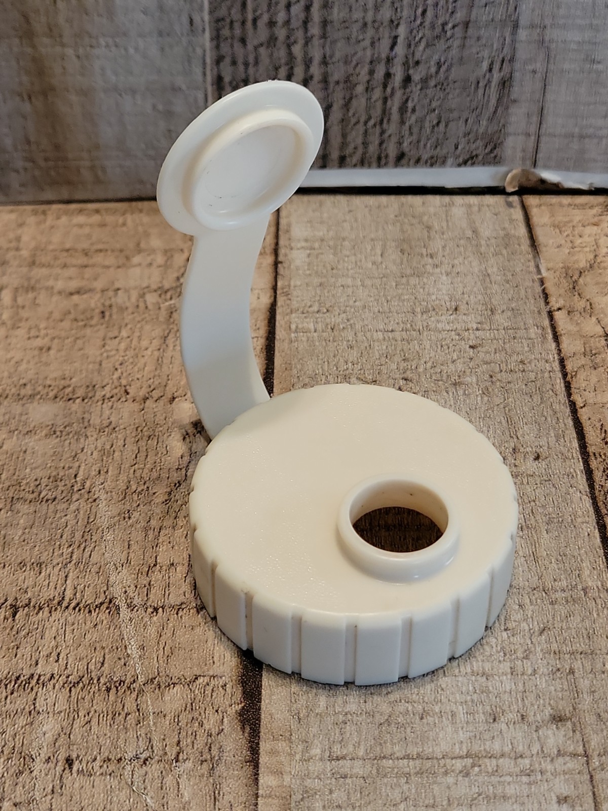 Rubbermaid SERVIN SAVER 2464 Screw On Flip-Top Replacement LID ONLY 1 pt qt 2 Rubbermaid SERVIN SAVER 2464 Screw On Flip-Top Replacement LID ONLY 1 pt qt 2