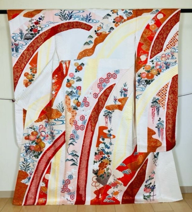 JAPANESE KIMONO FURISODE Pattern of Mandarin Duck, Flowers and Water Silk White JAPANESE KIMONO FURISODE Pattern of Mandarin Duck, Flowers and Water Silk White