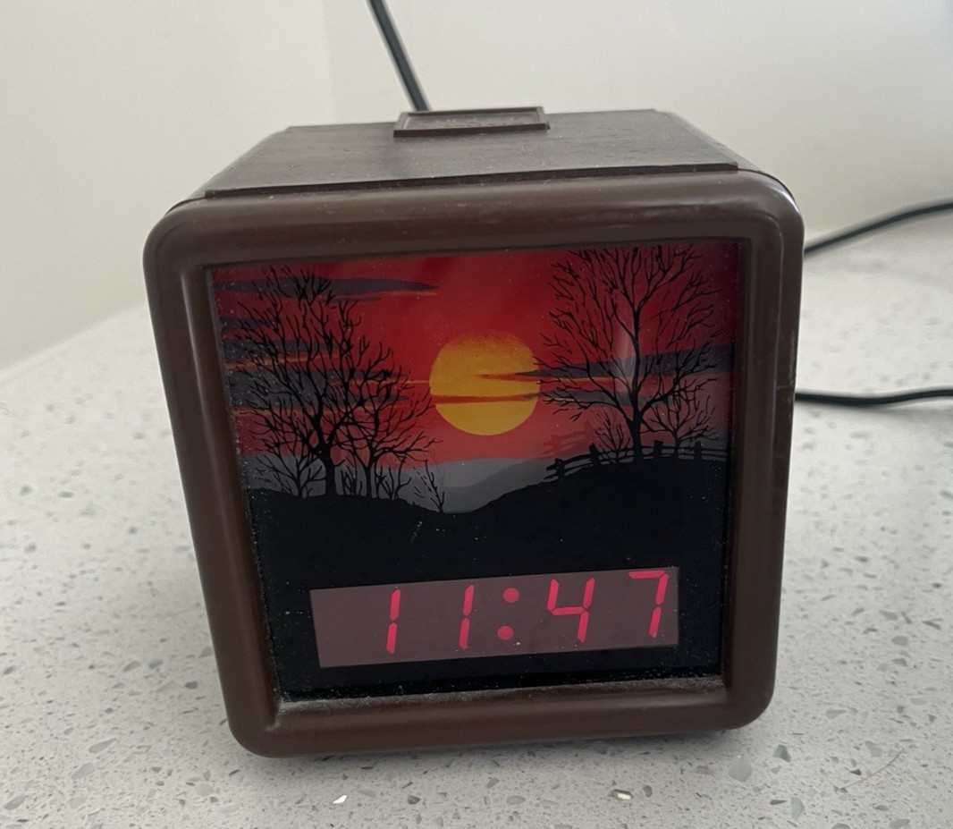 Vintage 1970\'s Spartus Lighted Sunrise/Sunset Clock READ