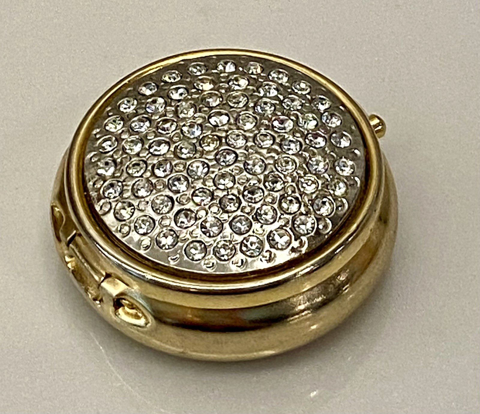 VTG CARANCI ITALIAN PILL BOX RHINESTONE CRYSTALS TOP EMBOSSED BOTTOM LUCITE VTG CARANCI ITALIAN PILL BOX RHINESTONE CRYSTALS TOP EMBOSSED BOTTOM LUCITE