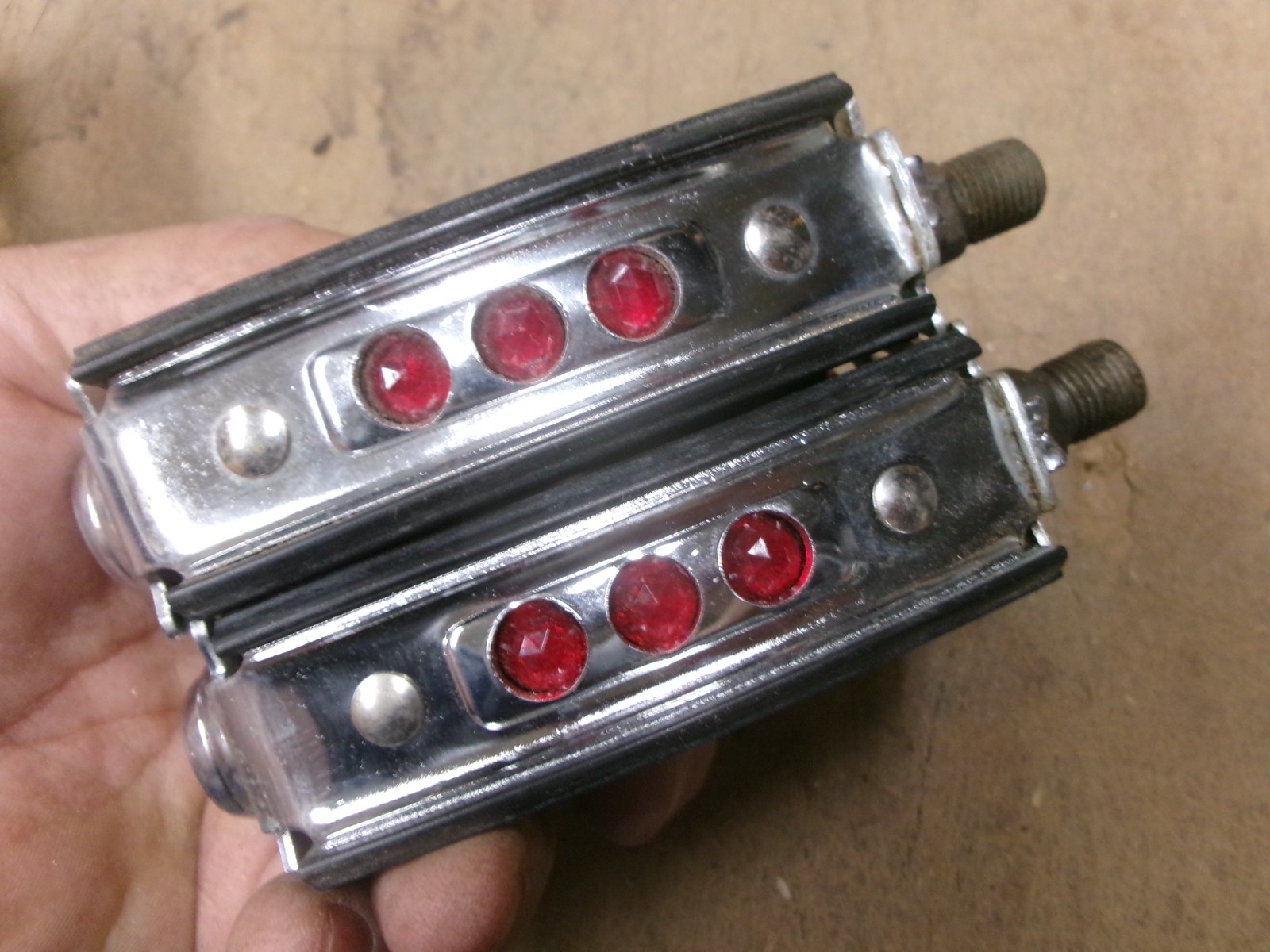 NOS 1950's VINTAGE WALD TRIPLE REFLECTOR BOW PEDALS PAIR ORIGINALS L@@K NOS 1950's VINTAGE WALD TRIPLE REFLECTOR BOW PEDALS PAIR ORIGINALS L@@K