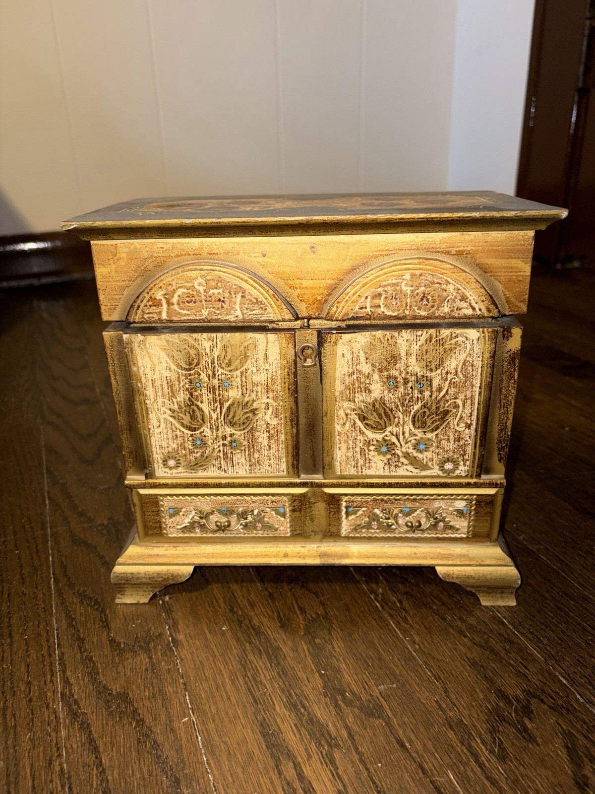 Vintage French Provincial Music And Jewlery Box Gold With Roses