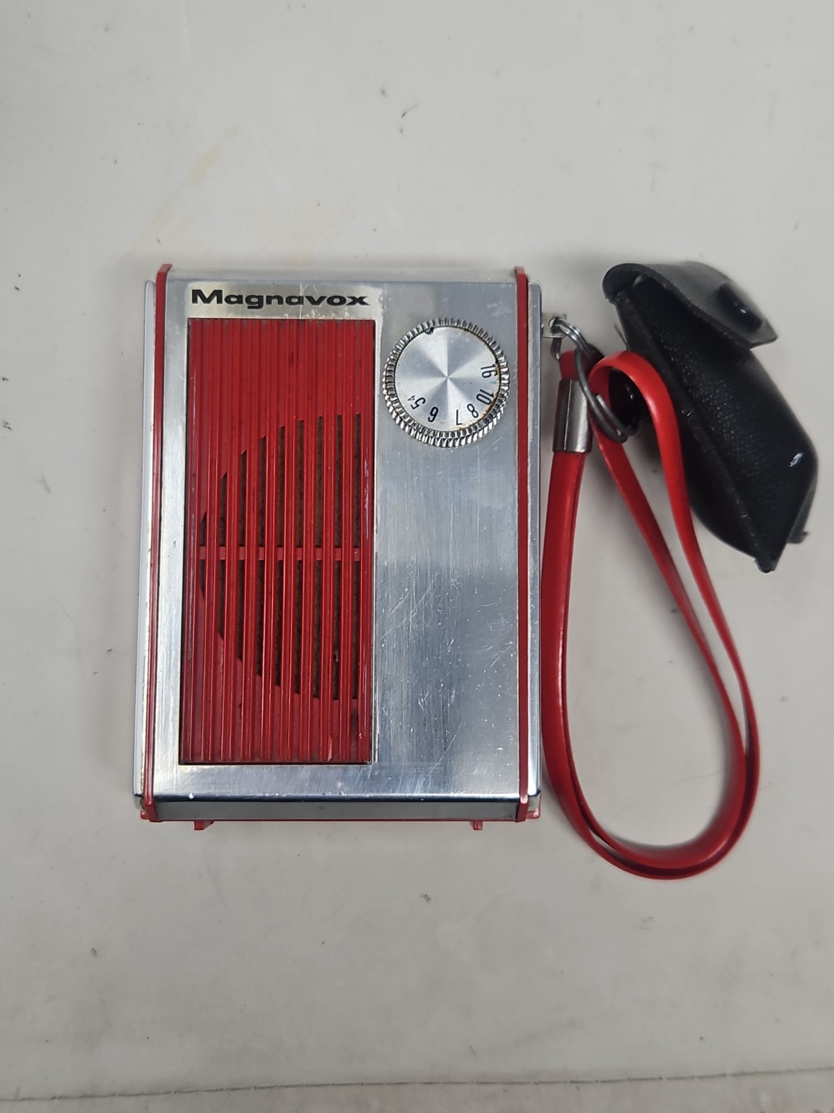 Vintage 1965 MAGNAVOX Japan AM transistor magna micro RADIO 704