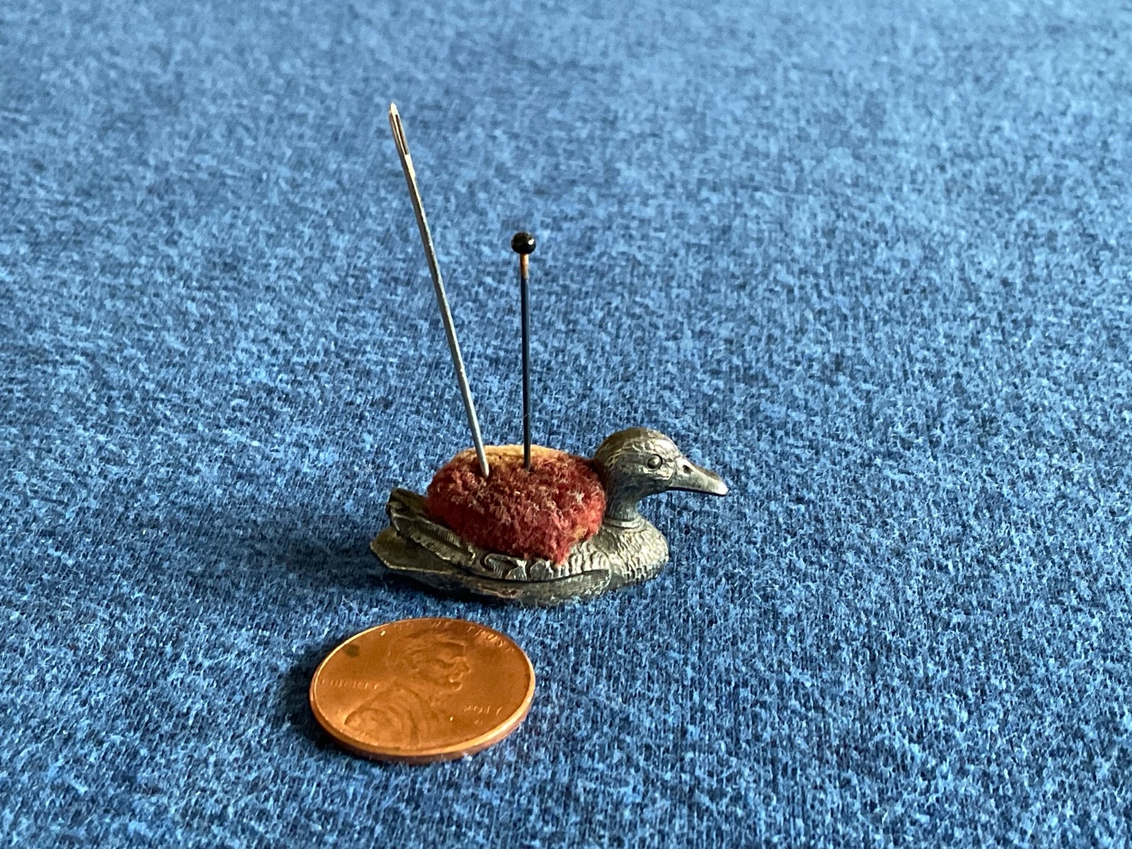 VTG Miniature Silver Duck Pin Velvet Cushion, 1 inch