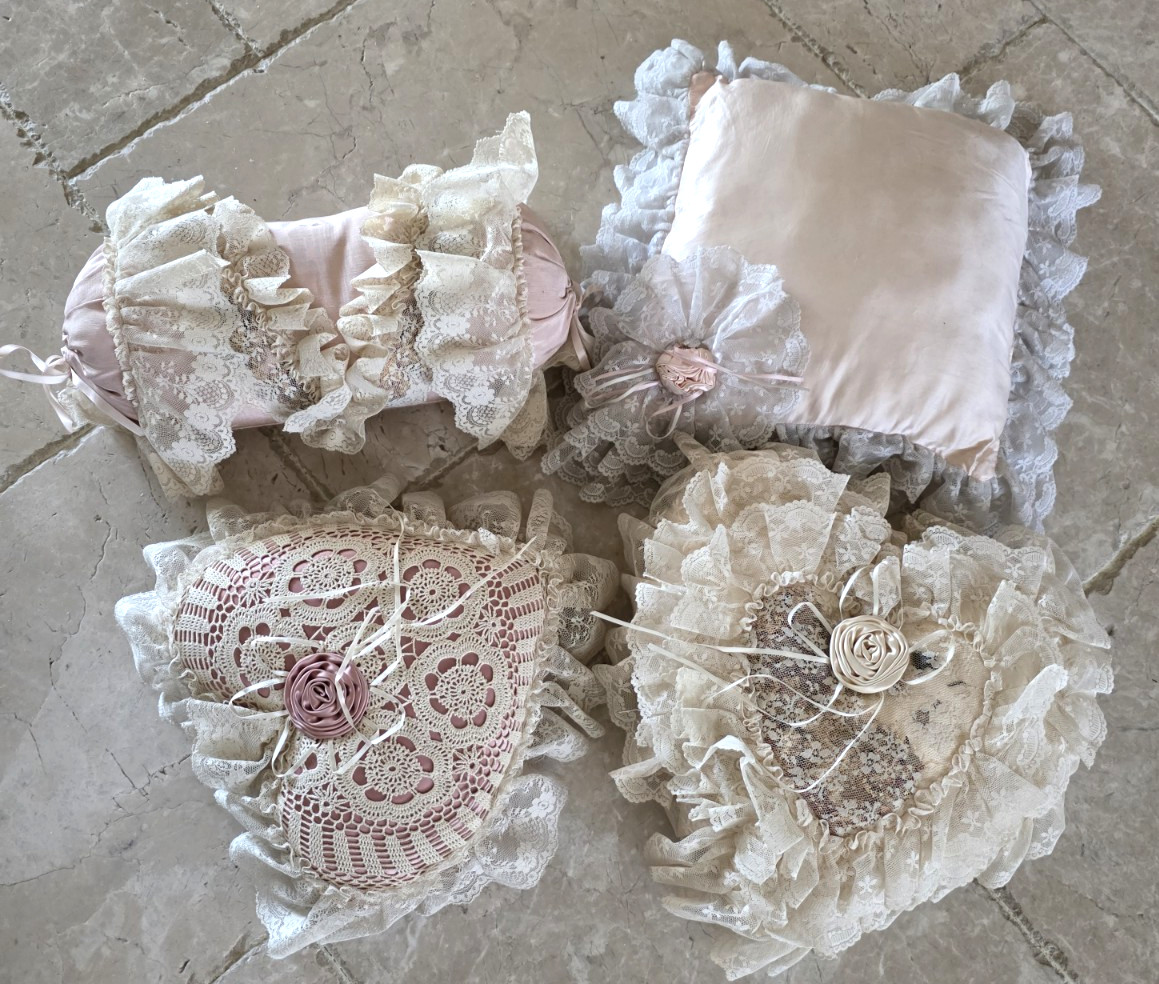 VICTORIAN PILLOWS LACE AND RIBBONS AND BOWS HEARTS 4 IN GROUP BIN03