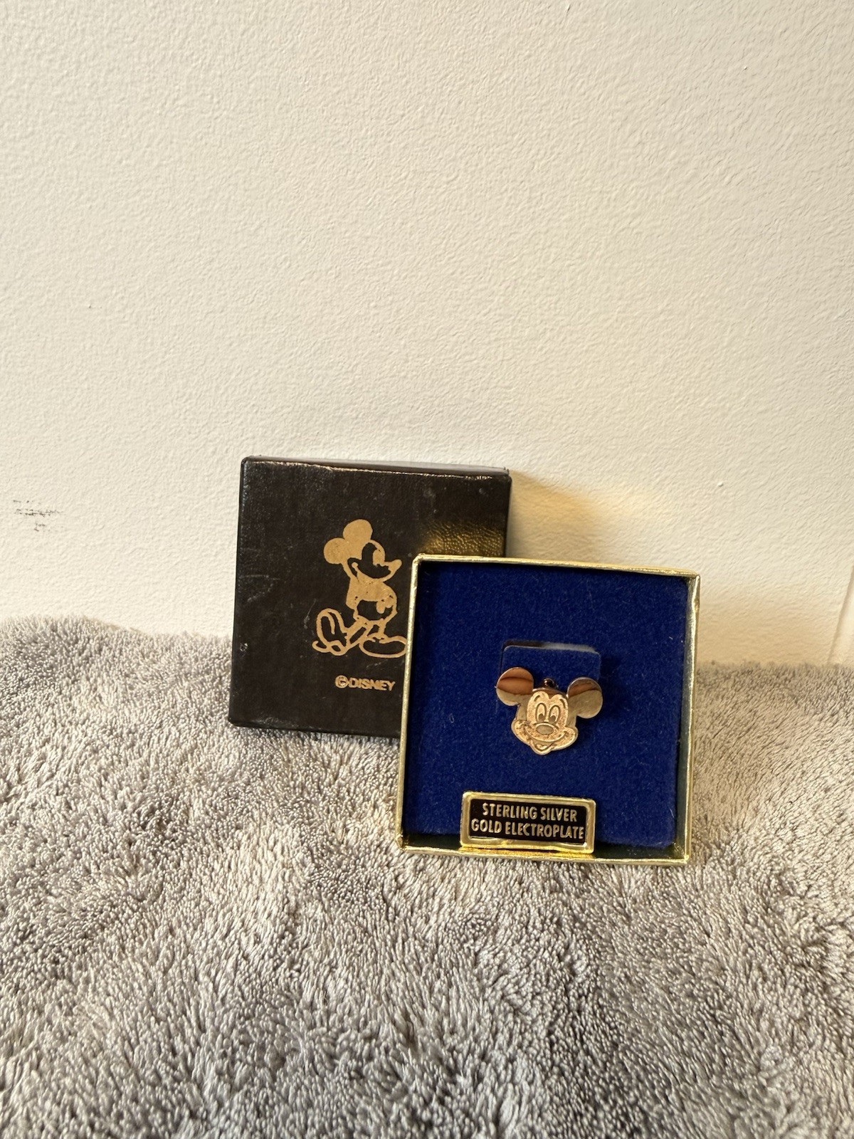 Vintage 1980\'s Vintage Disneyland Mickey Mouse Tie Tack Pin (New in Box)