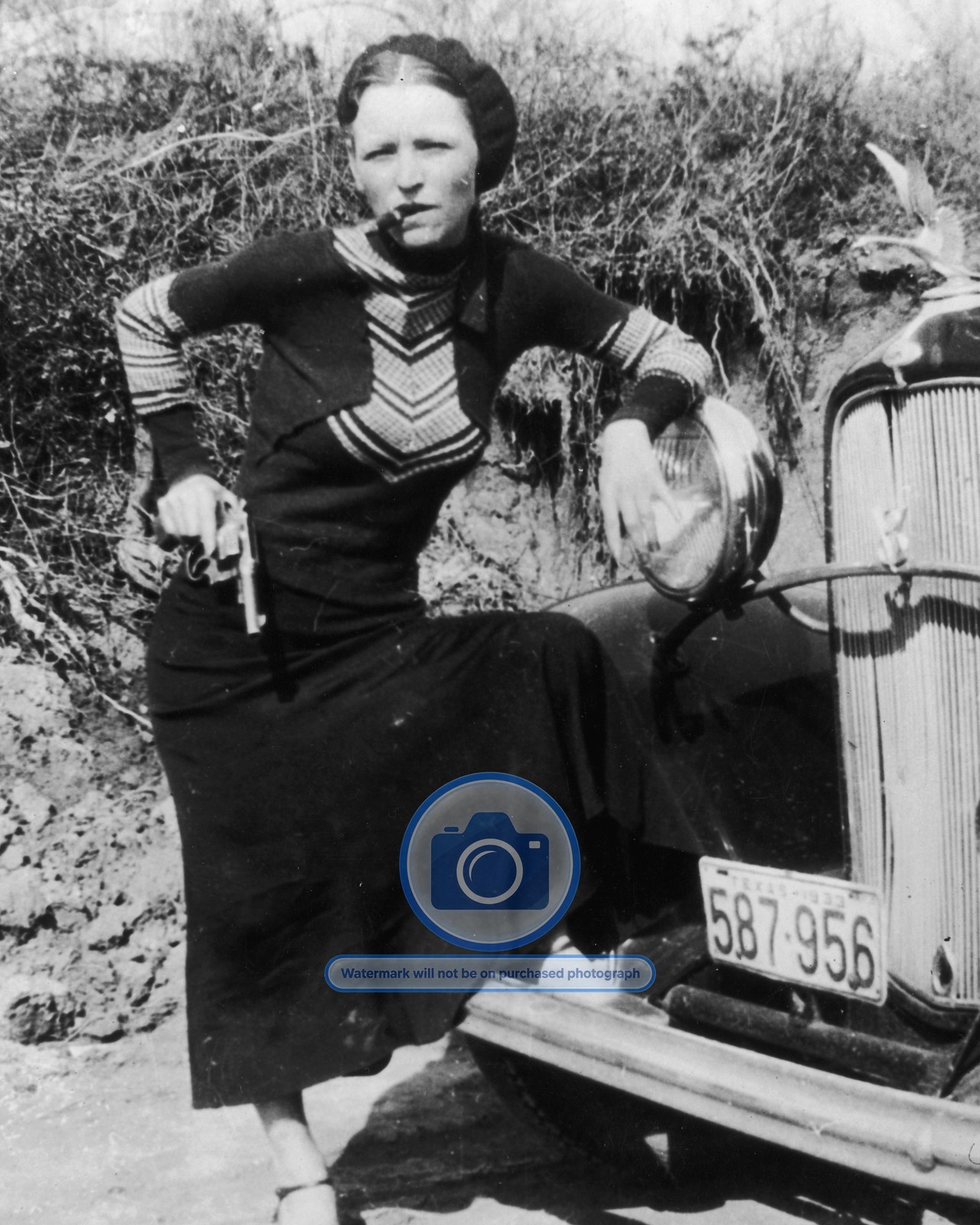 BONNIE PARKER BONNIE AND CLYDE CIGAR SMOKING 1933 8X10 PHOTO