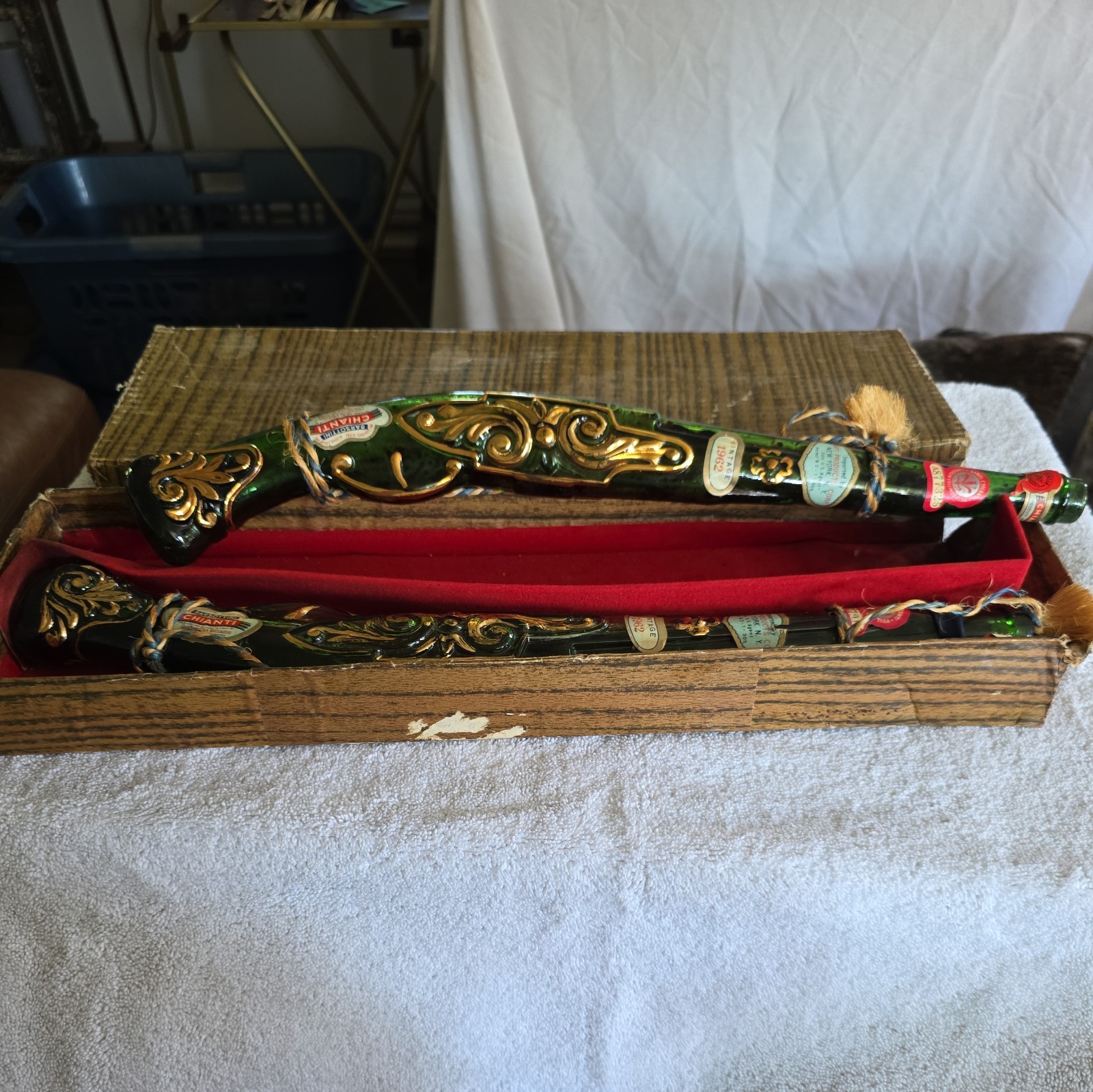 Empty Barsottini Vino Rosso Glass Bottle Guns Banfi Original Box VINTAGE 1962 Empty Barsottini Vino Rosso Glass Bottle Guns Banfi Original Box VINTAGE 1962