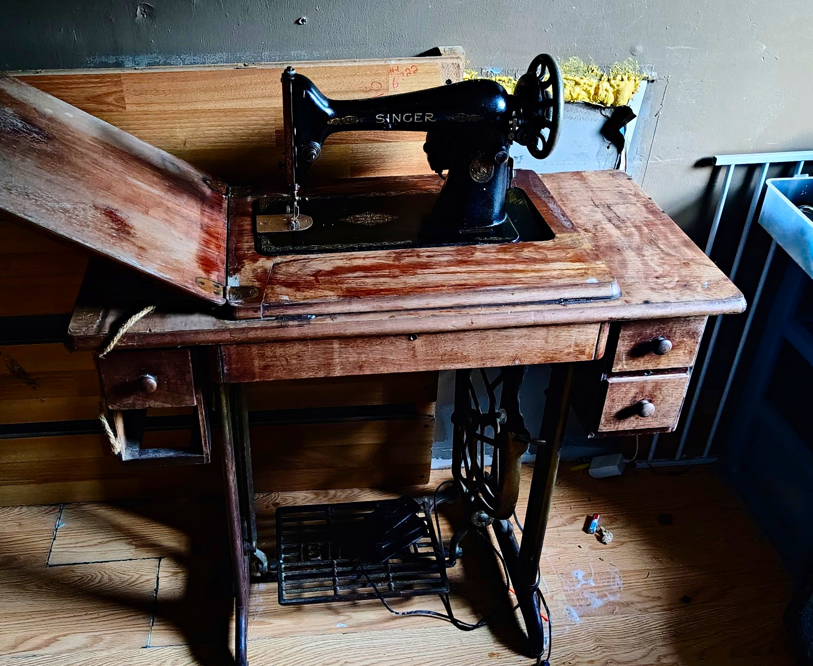 Antique 1928-1930 Sewing Machine 