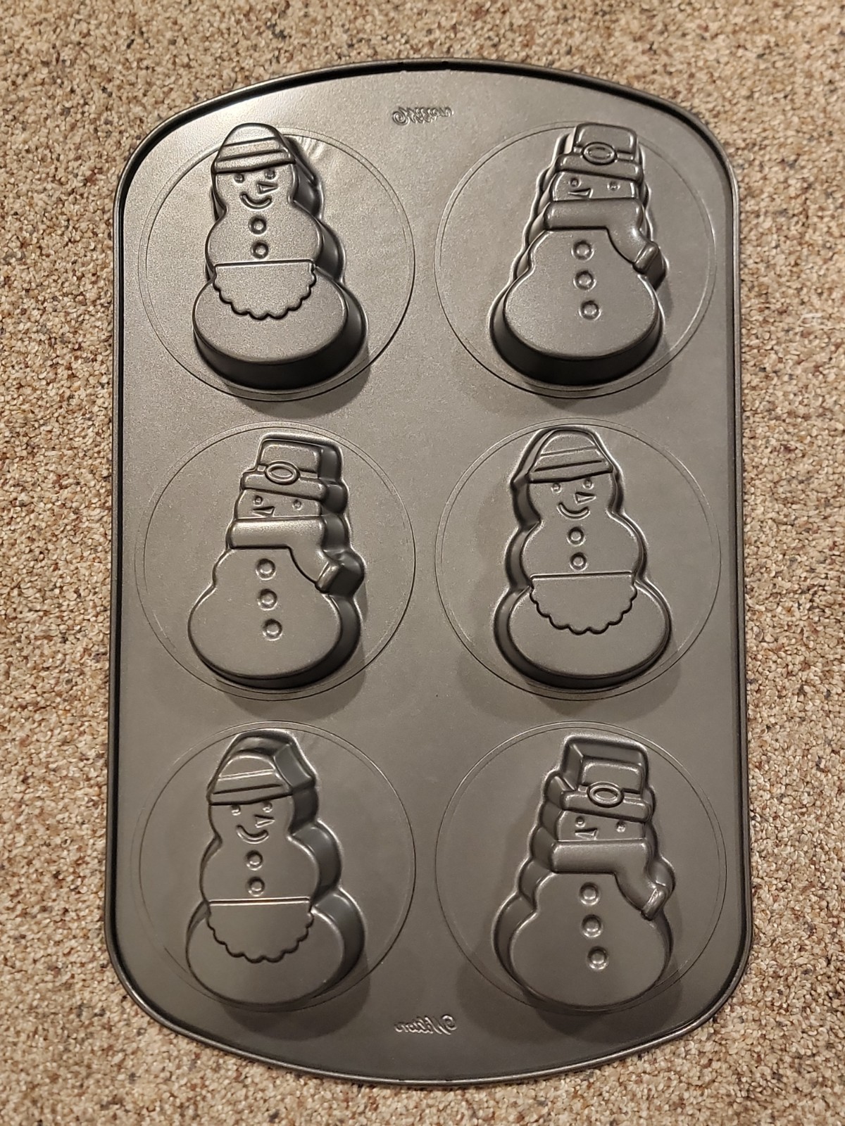 Wilton Snowman Christmas Heavy Duty Non Stick Baking Pan Cake Loaf Cupcake Treat Wilton Snowman Christmas Heavy Duty Non Stick Baking Pan Cake Loaf Cupcake Treat