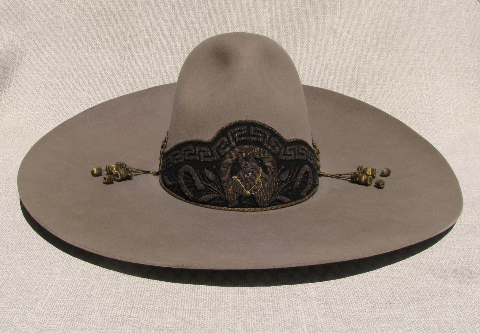 MINTY ANTIQUE TARDAN GOLD PITIADO SOMBRERO CIRCA 1920