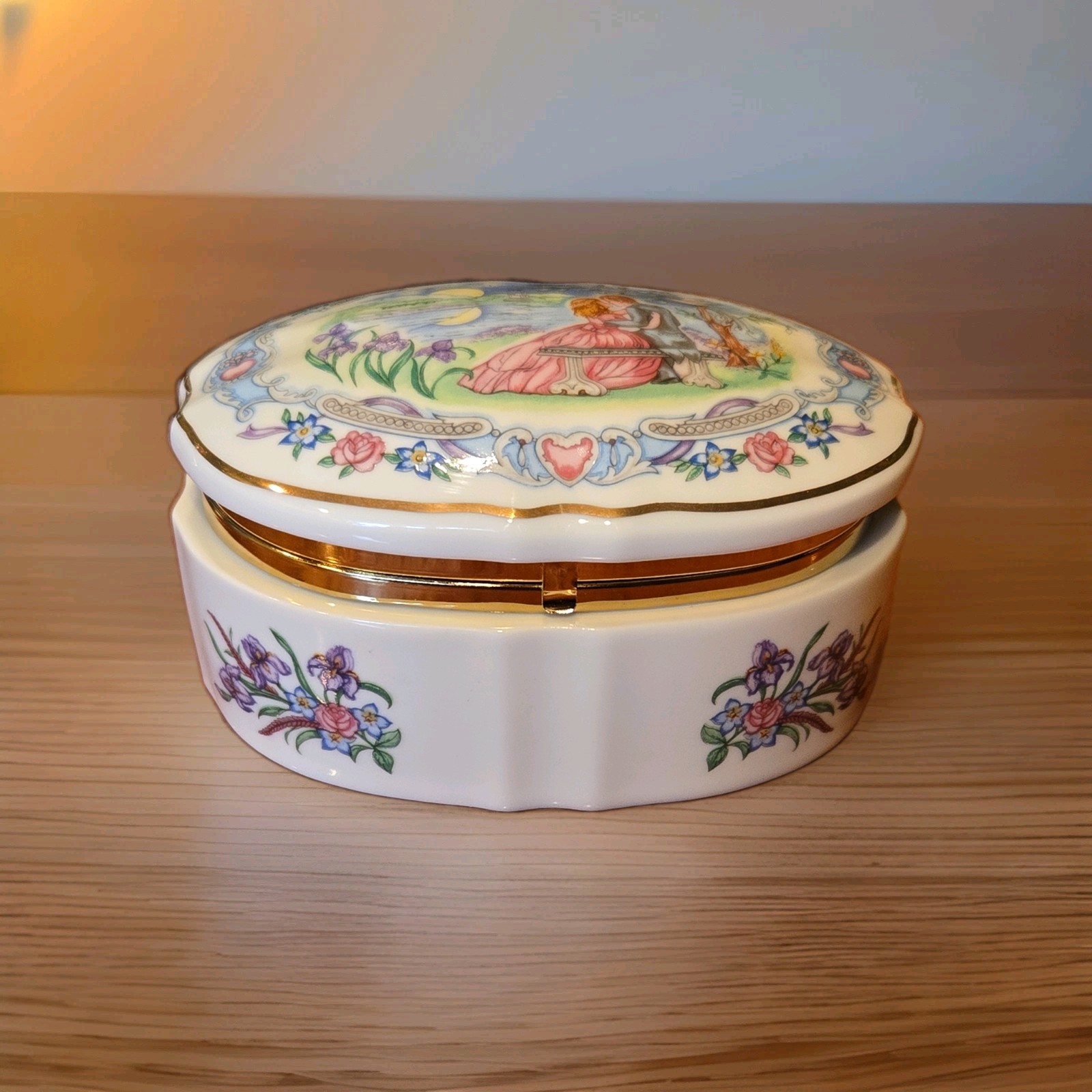 Vintage Heritage House Porcelain Music Box  Some Enchanted Evening, Excellent