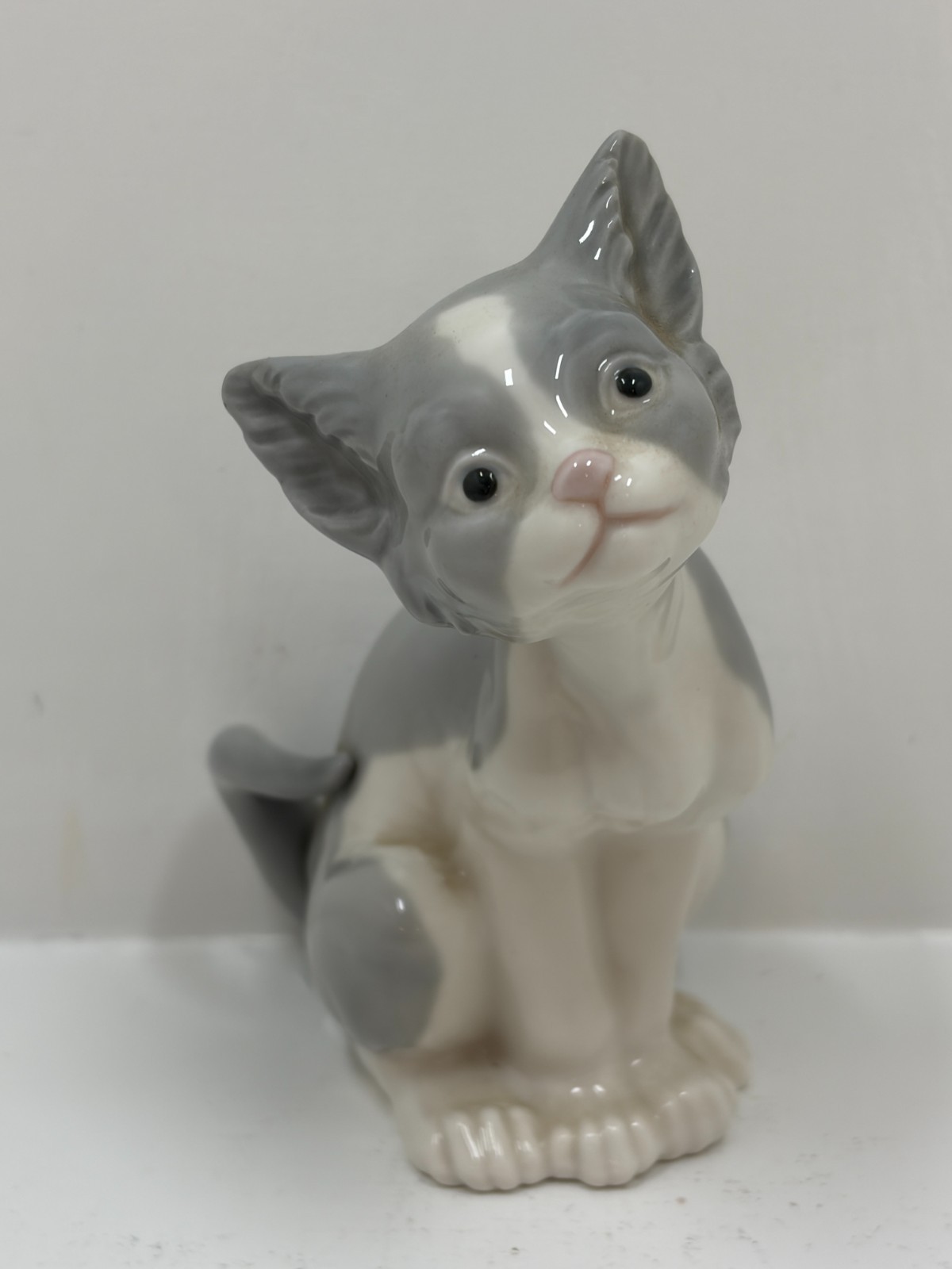 Lladro 5113 Feed Me Porcelain Figurine Cat 5 1/4 in Lladro 5113 Feed Me Porcelain Figurine Cat 5 1/4 in