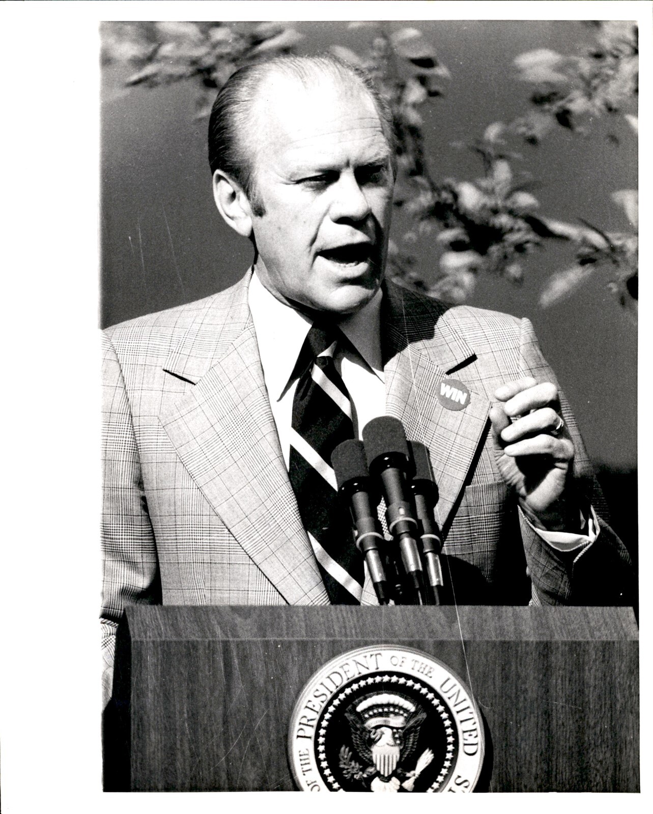 LG1 70s Original Photo PRESIDENT FORD SHOWS OFF INFLATION WIN BUTTON ROSE GARDEN LG1 70s Original Photo PRESIDENT FORD SHOWS OFF INFLATION WIN BUTTON ROSE GARDEN