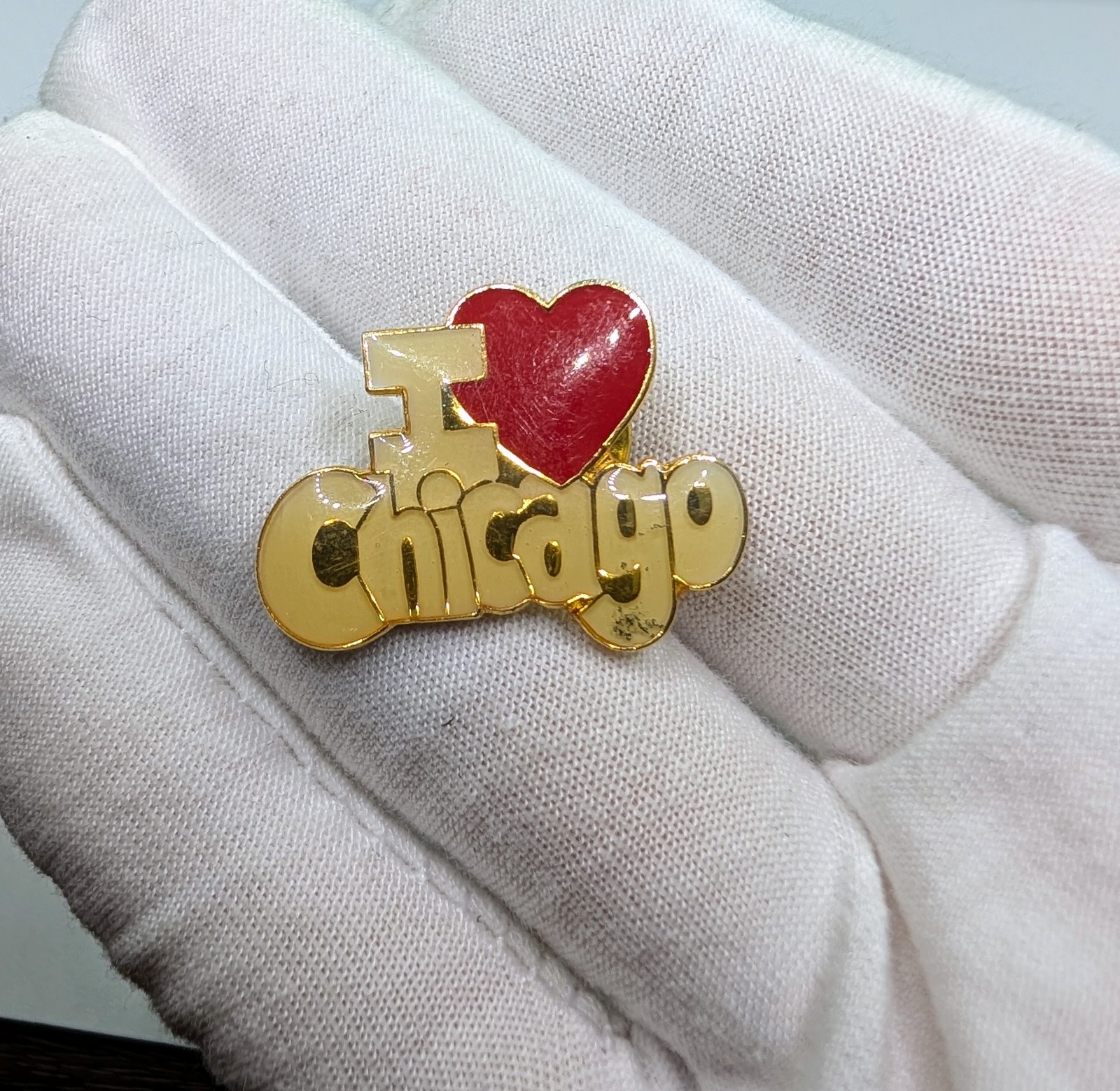 Vintage I Love Chicago Heart Travel Souvenir Gold Tone Enamel Lapel Pin Vintage I Love Chicago Heart Travel Souvenir Gold Tone Enamel Lapel Pin